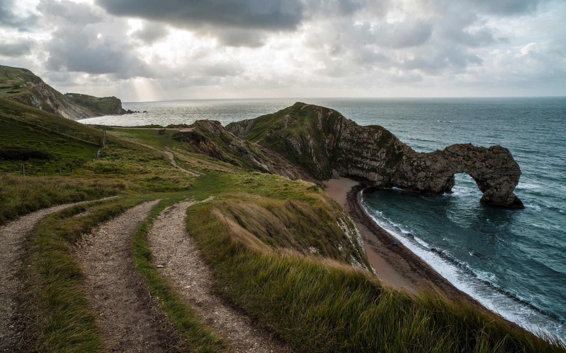 Durdle Door rock arch on a cloudy day HD Wallpaper