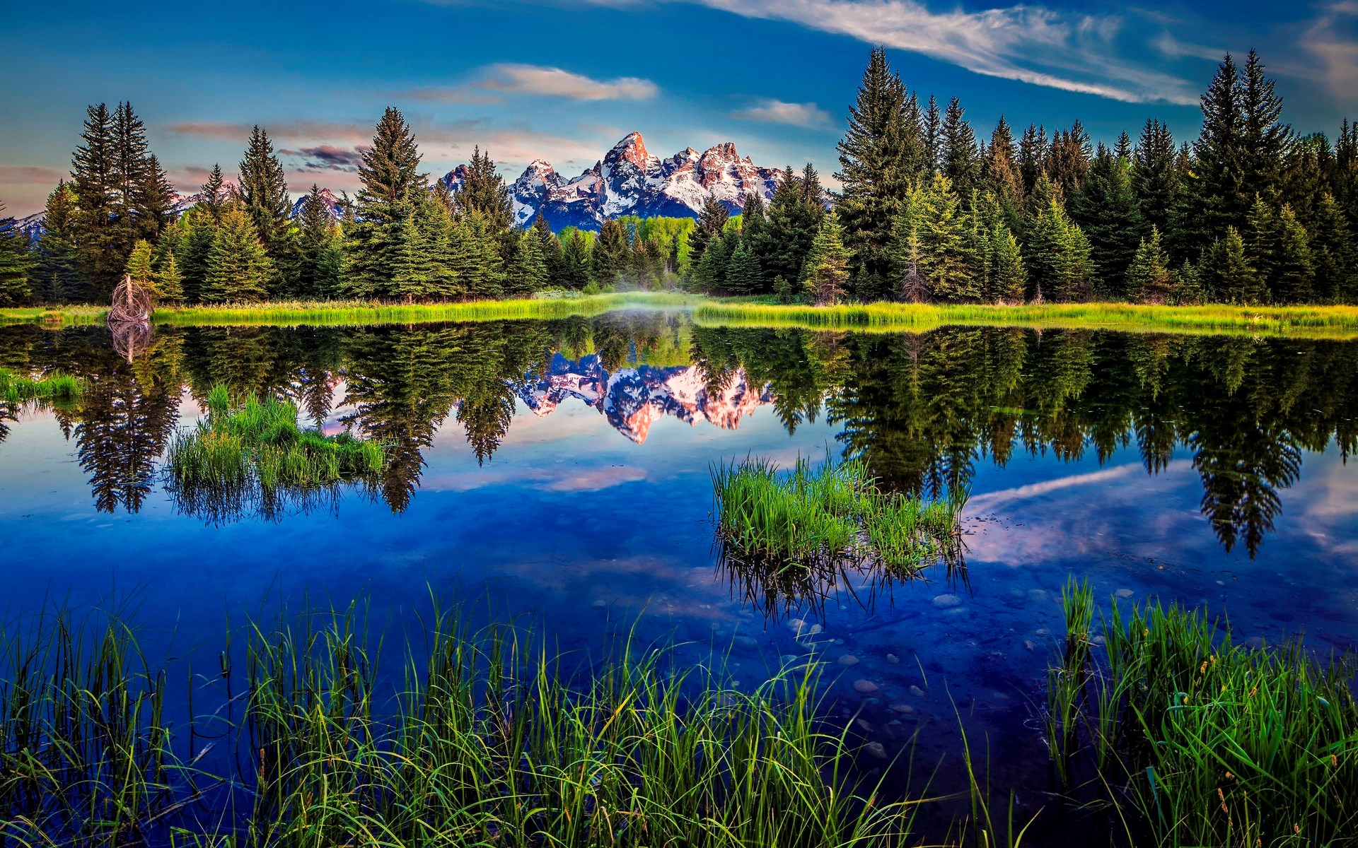 Reflection of mountains and trees in a lake HD Wallpaper