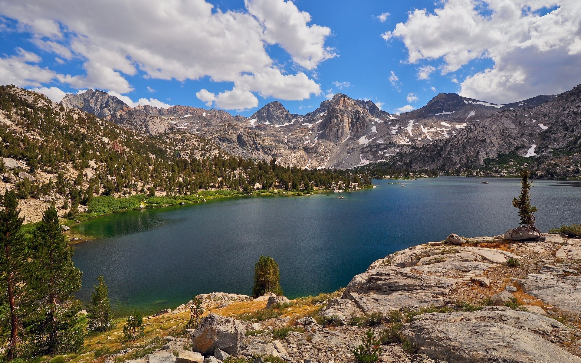 Lake surrounded by mountains and pine trees HD Wallpaper