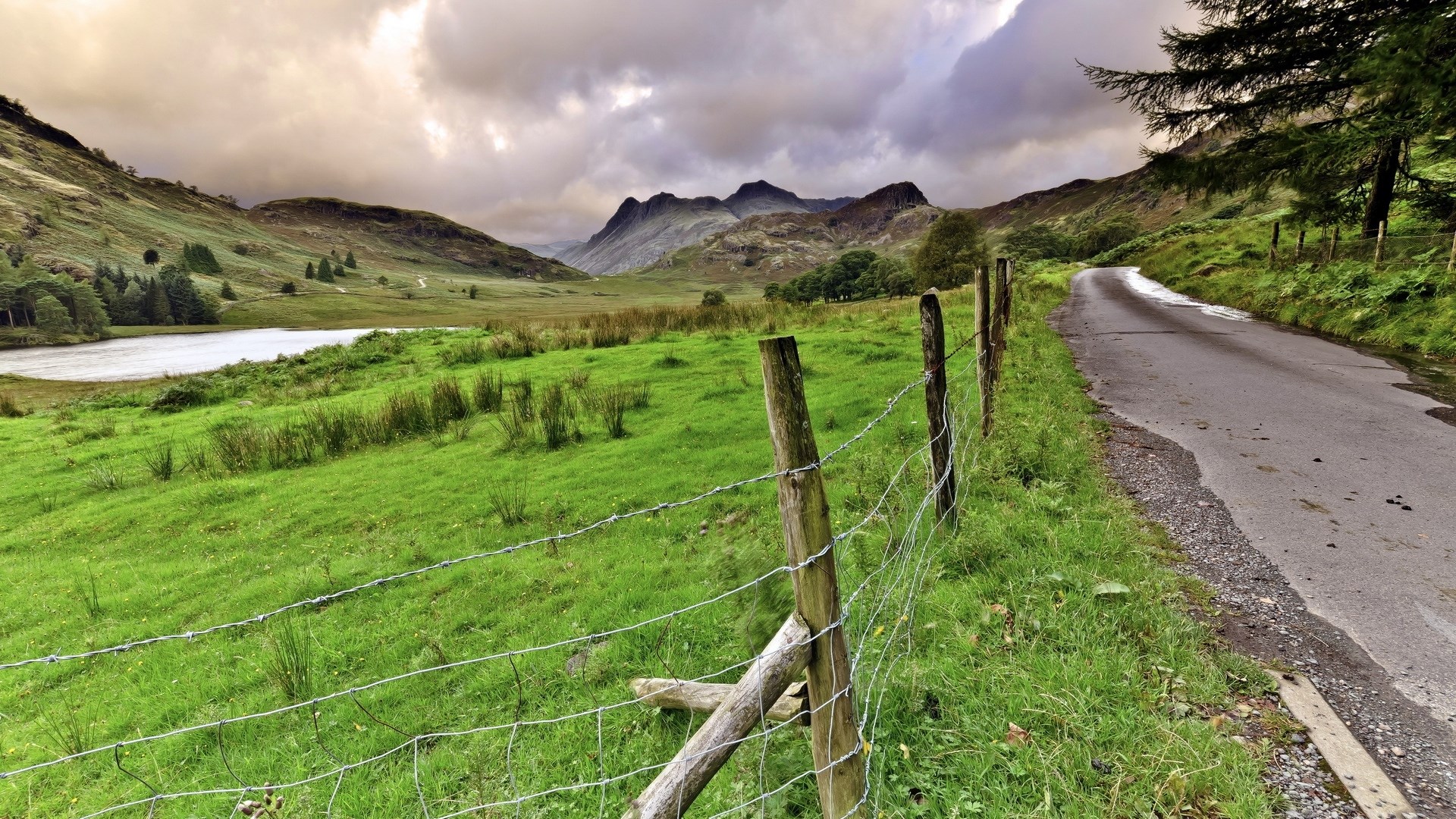 Rural road with fence and mountains HD Wallpaper