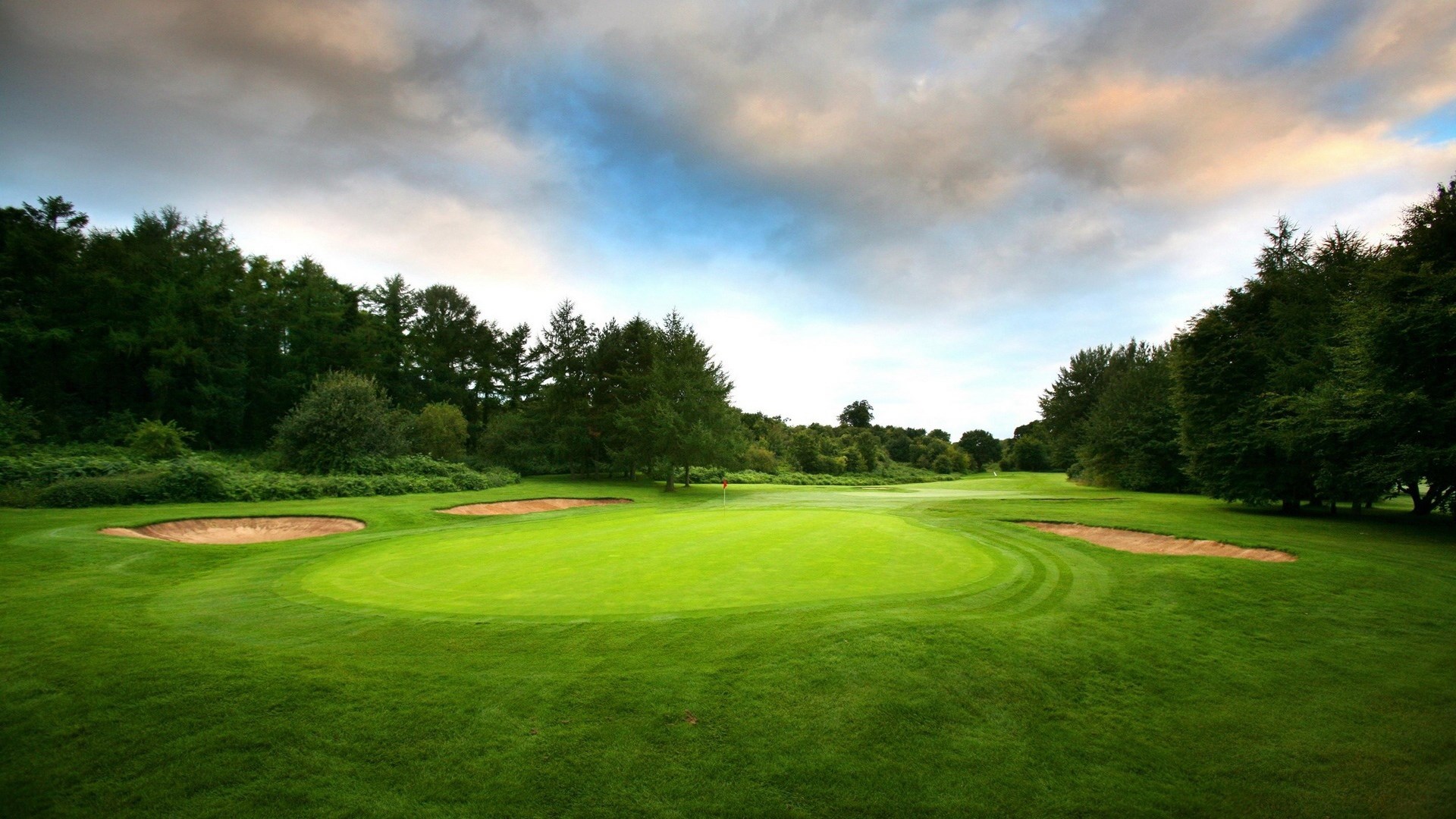 Golf course with sand traps and trees HD Wallpaper