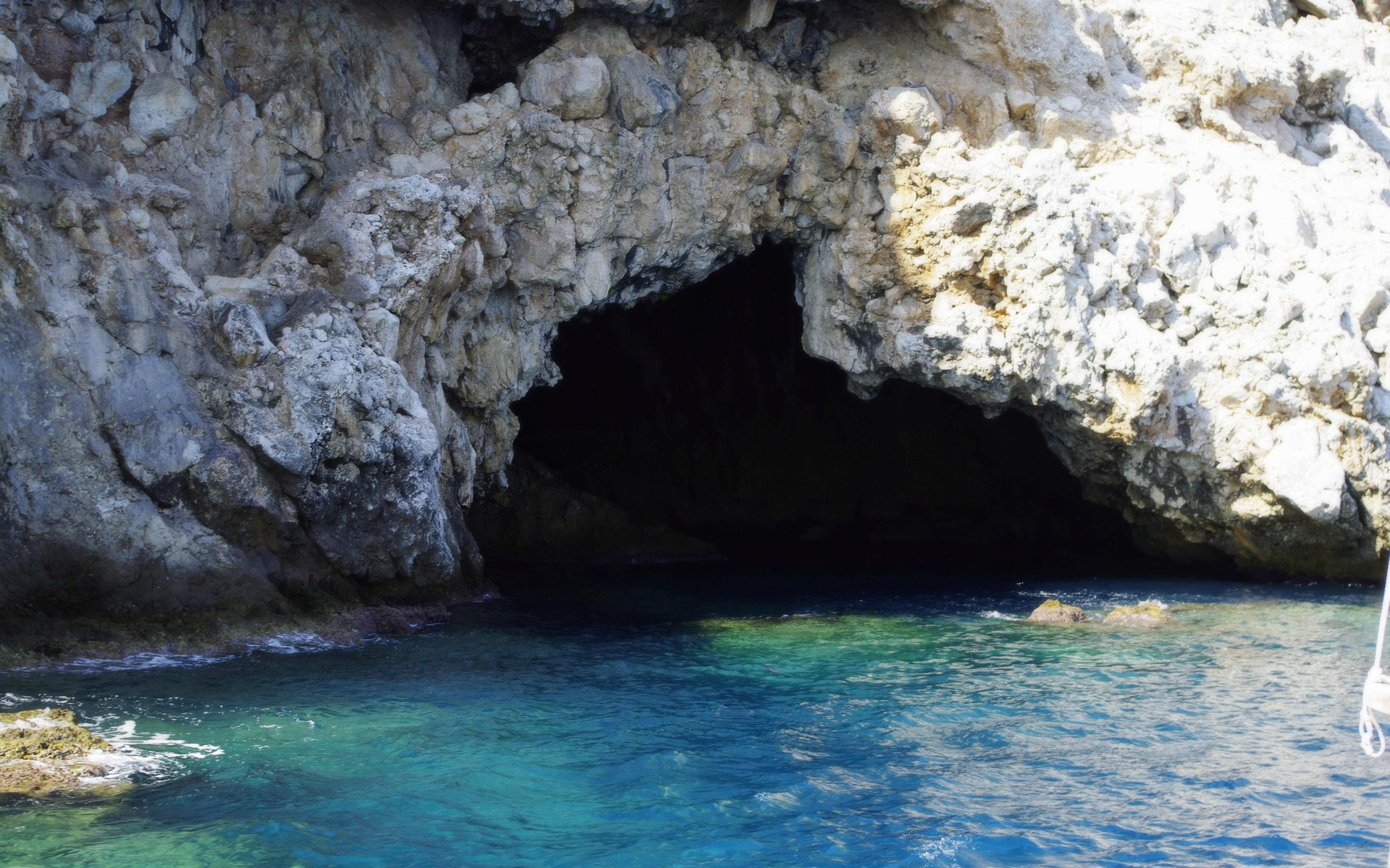 Cave entrance by the sea HD Wallpaper