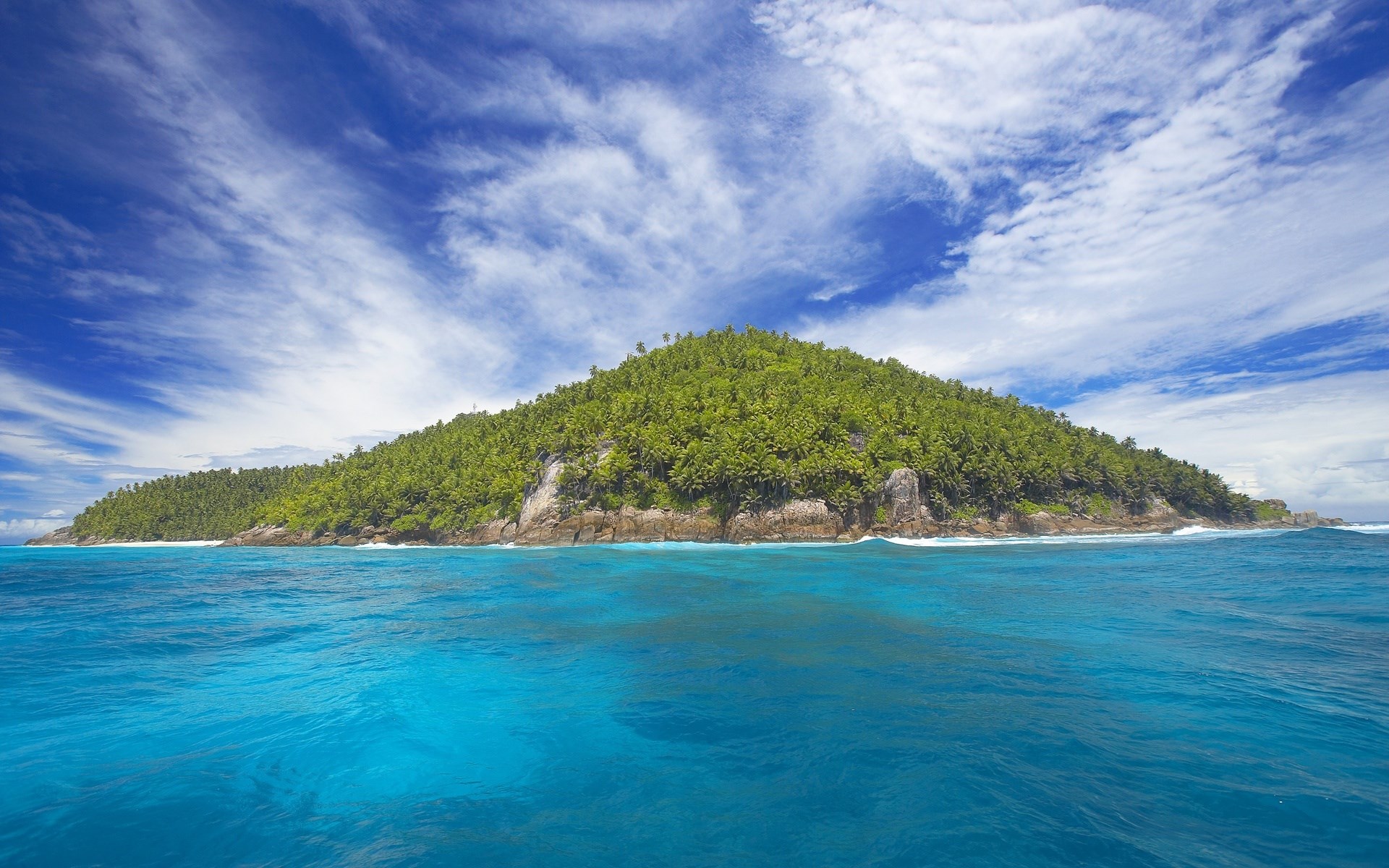 Island with green trees and blue ocean HD Wallpaper
