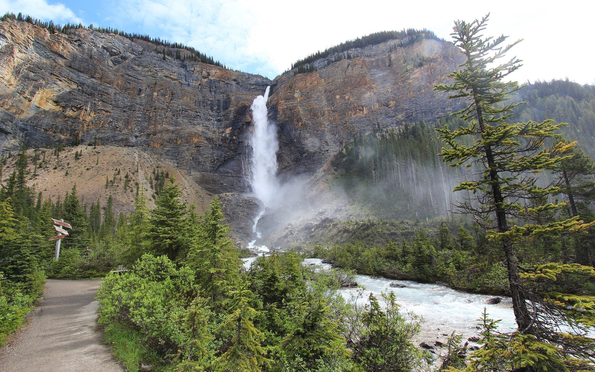 Takakkaw Falls in Yoho National Park HD Wallpaper