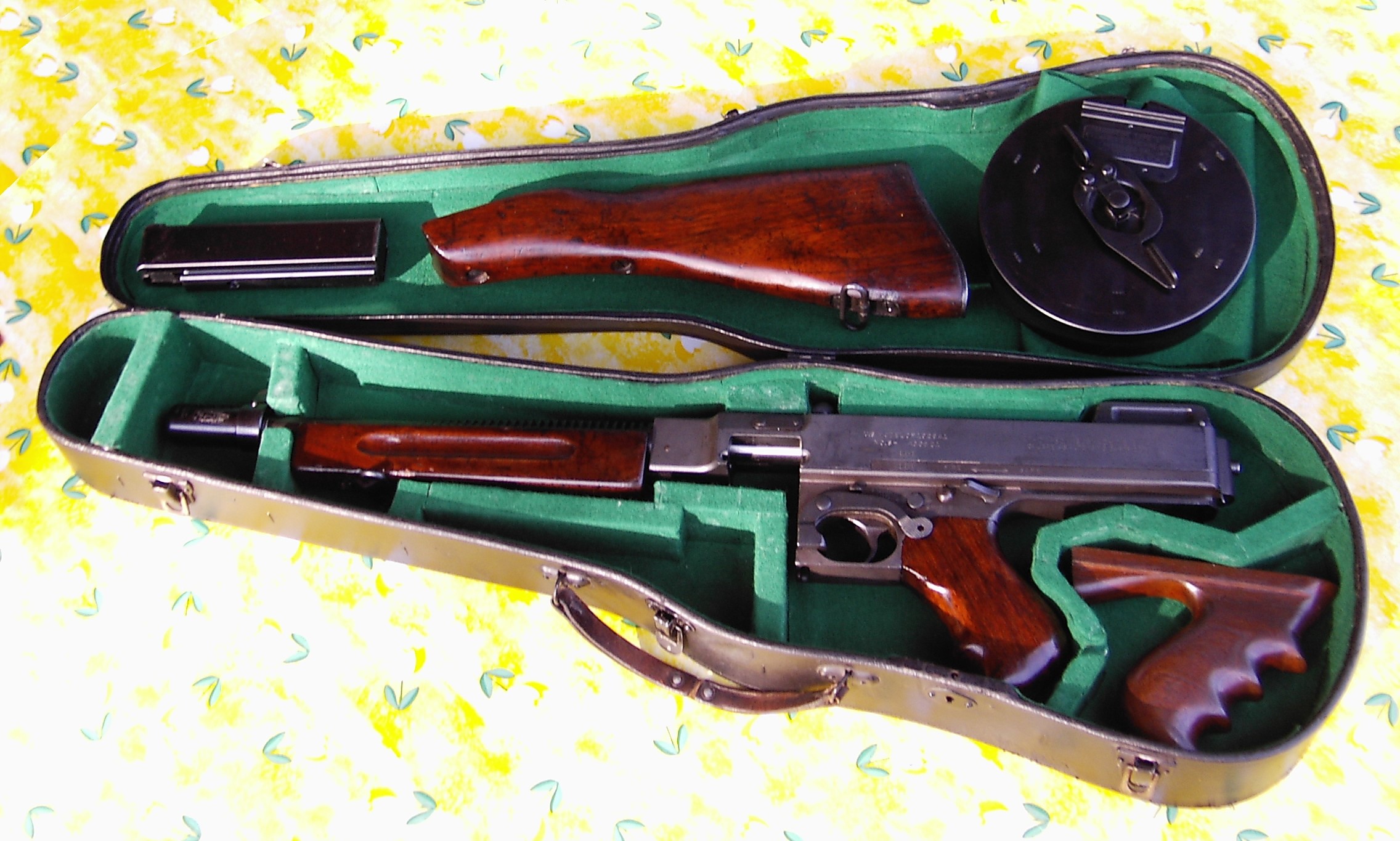 Thompson submachine gun in a violin case HD Wallpaper