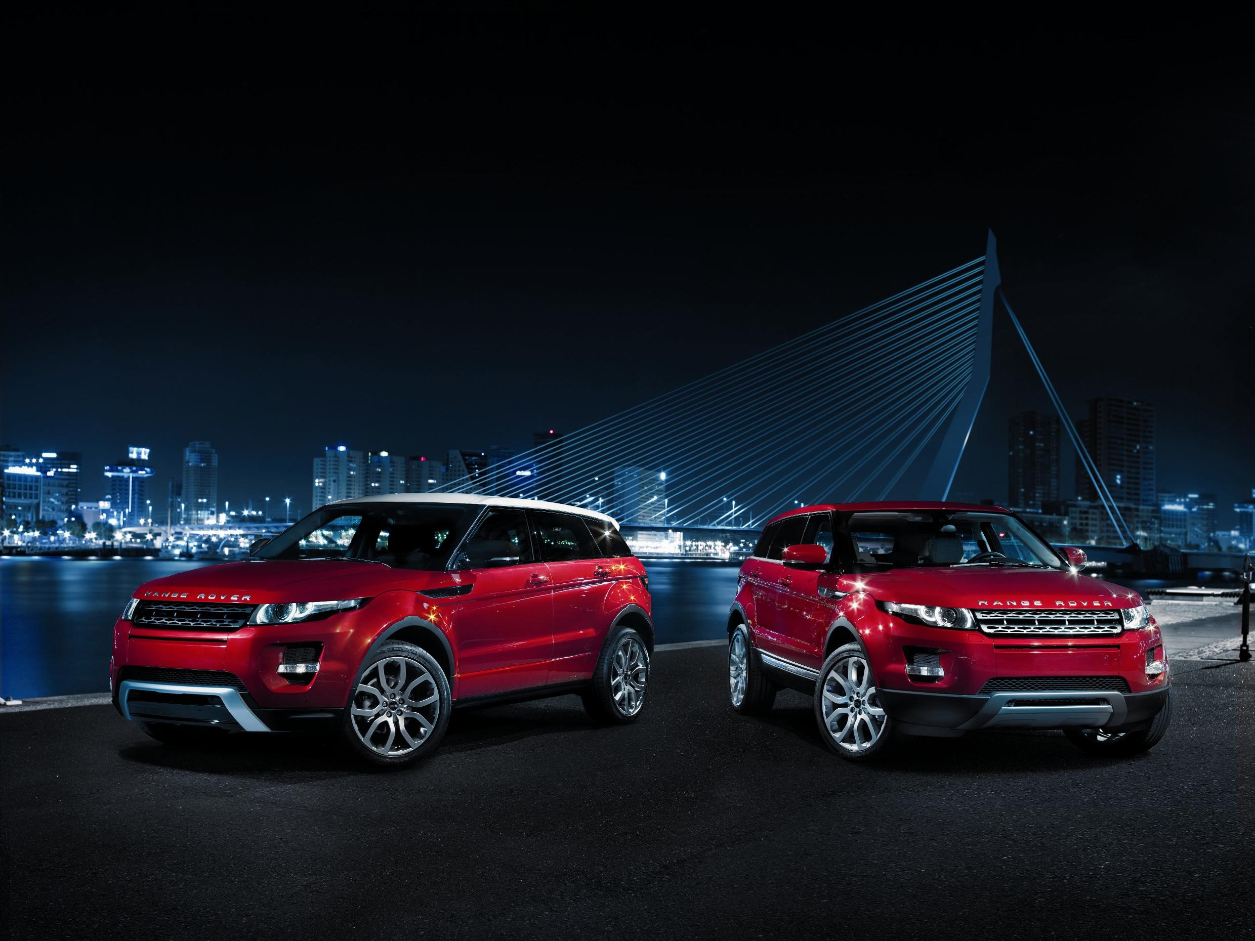 Two red Range Rover Evoque cars at night HD Wallpaper