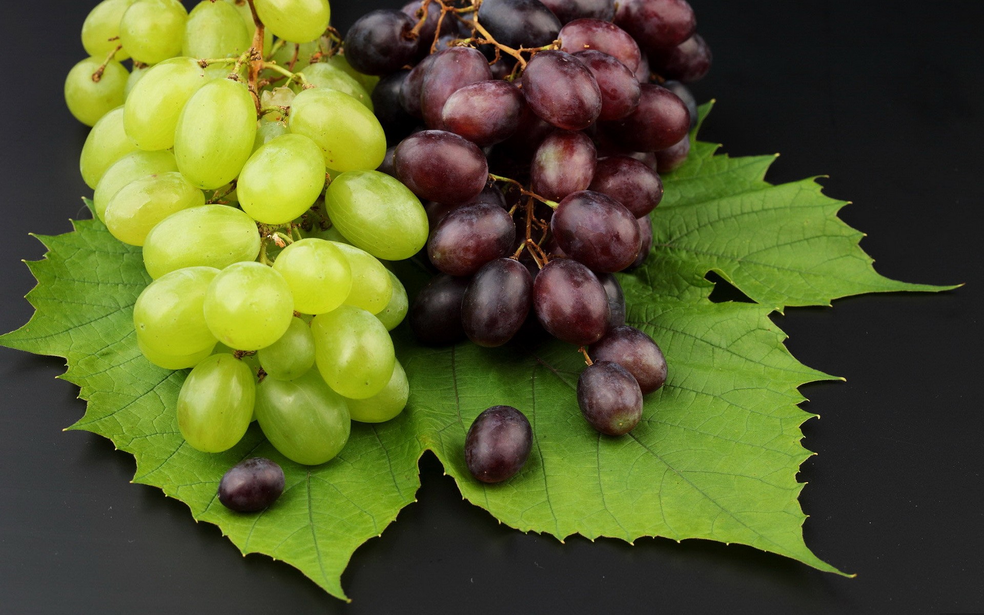 Green and red grapes on leaves HD Wallpaper
