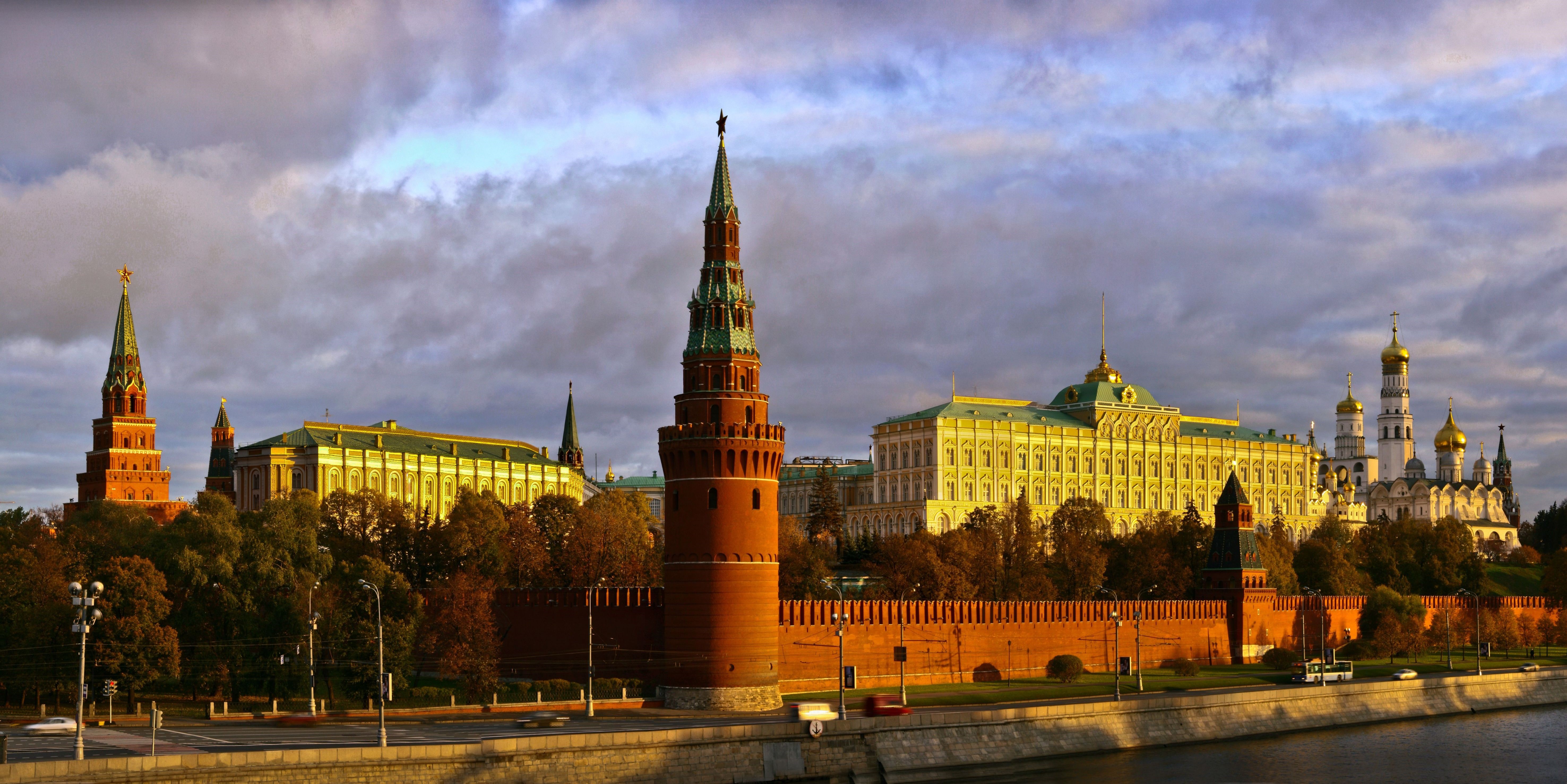 Moscow Kremlin towers and buildings at sunset HD Wallpaper