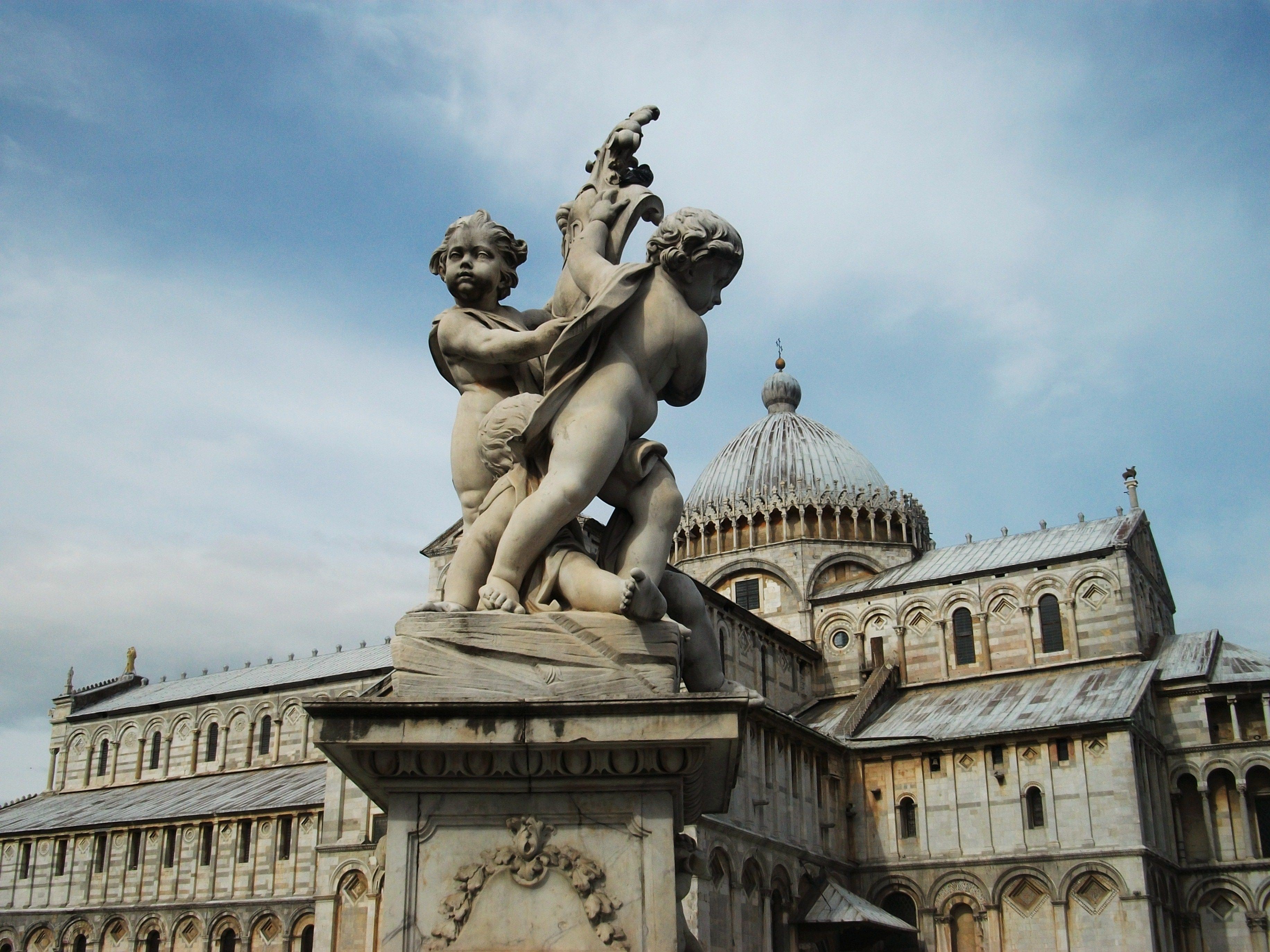 Sculpture of cherubs in front of Pisa Cathedral HD Wallpaper
