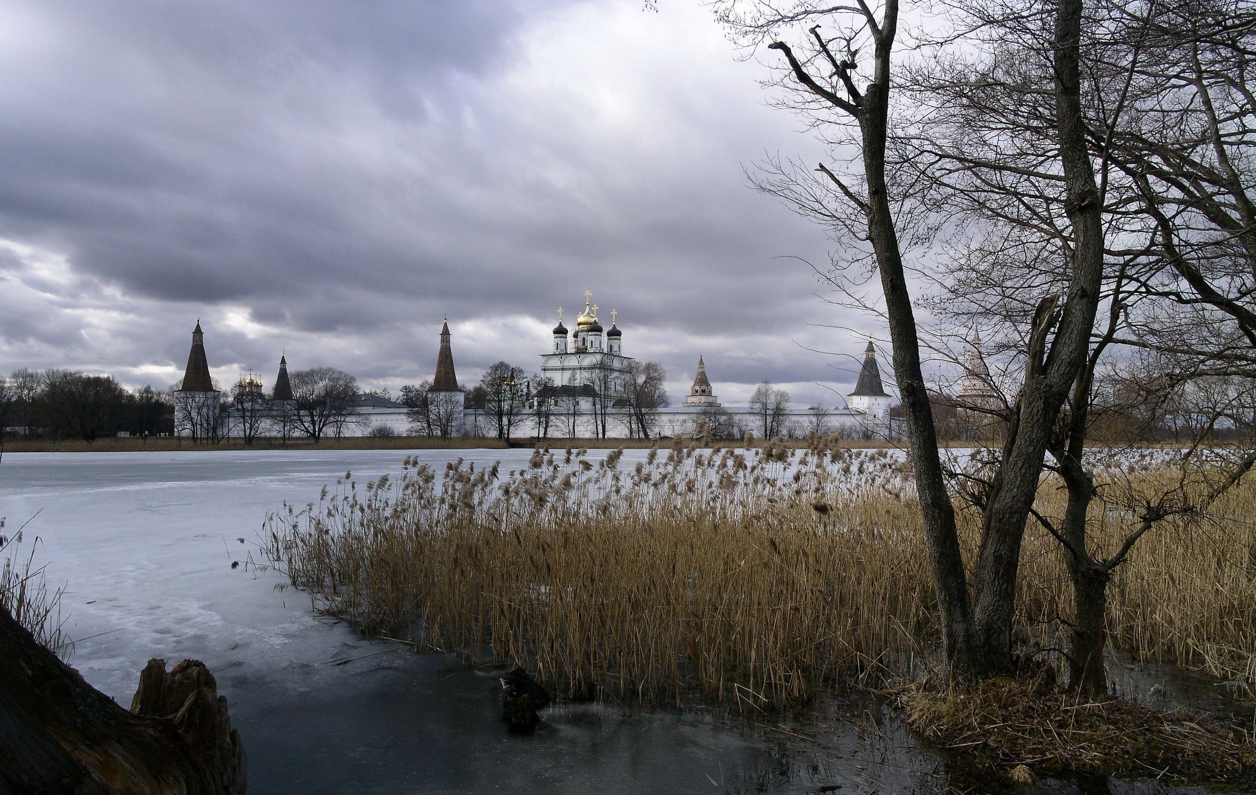 Iced lake and monastery with golden domes HD Wallpaper