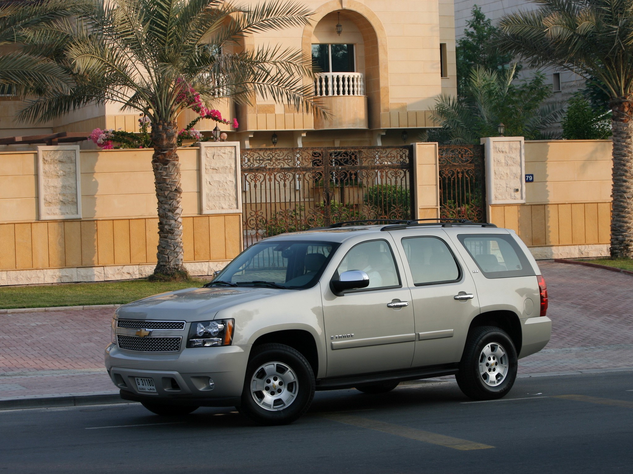Chevrolet Tahoe parked in front of a modern house HD Wallpaper