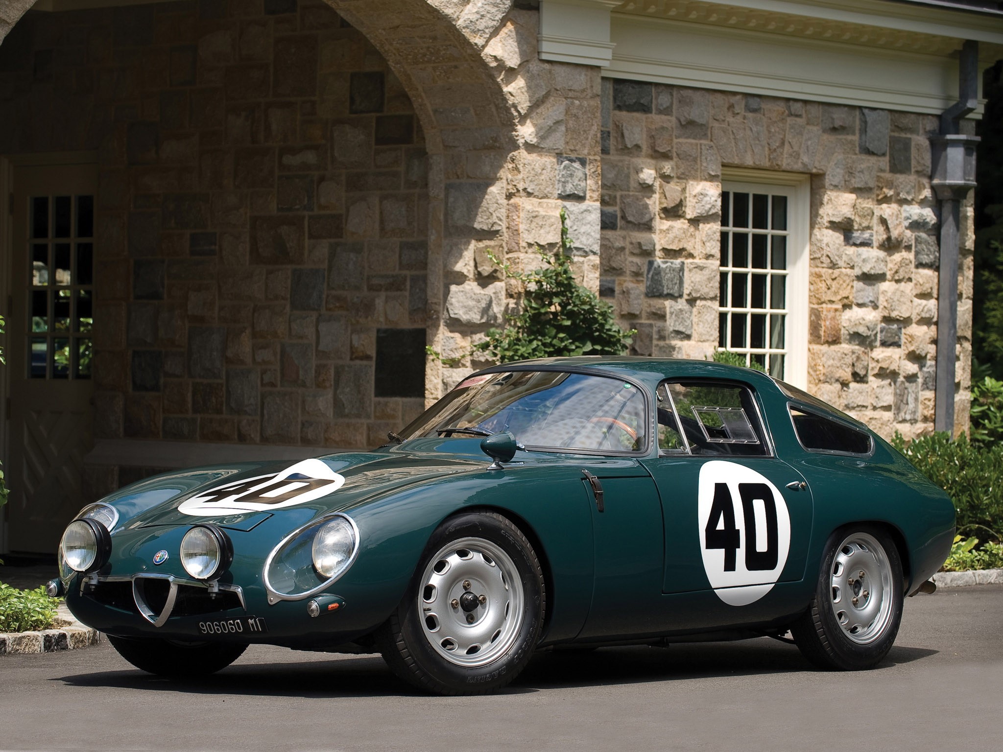Green Alfa Romeo Giulia with number 40 HD Wallpaper