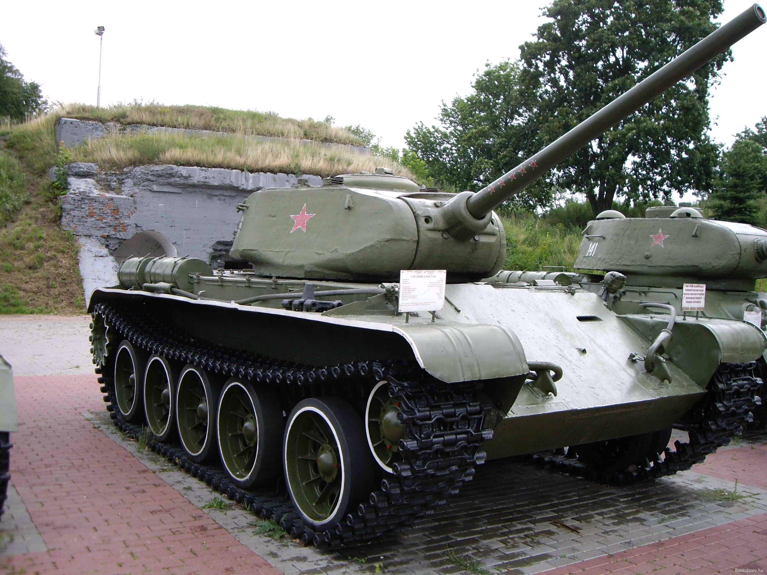 Soviet T-34-85 tank on display HD Wallpaper