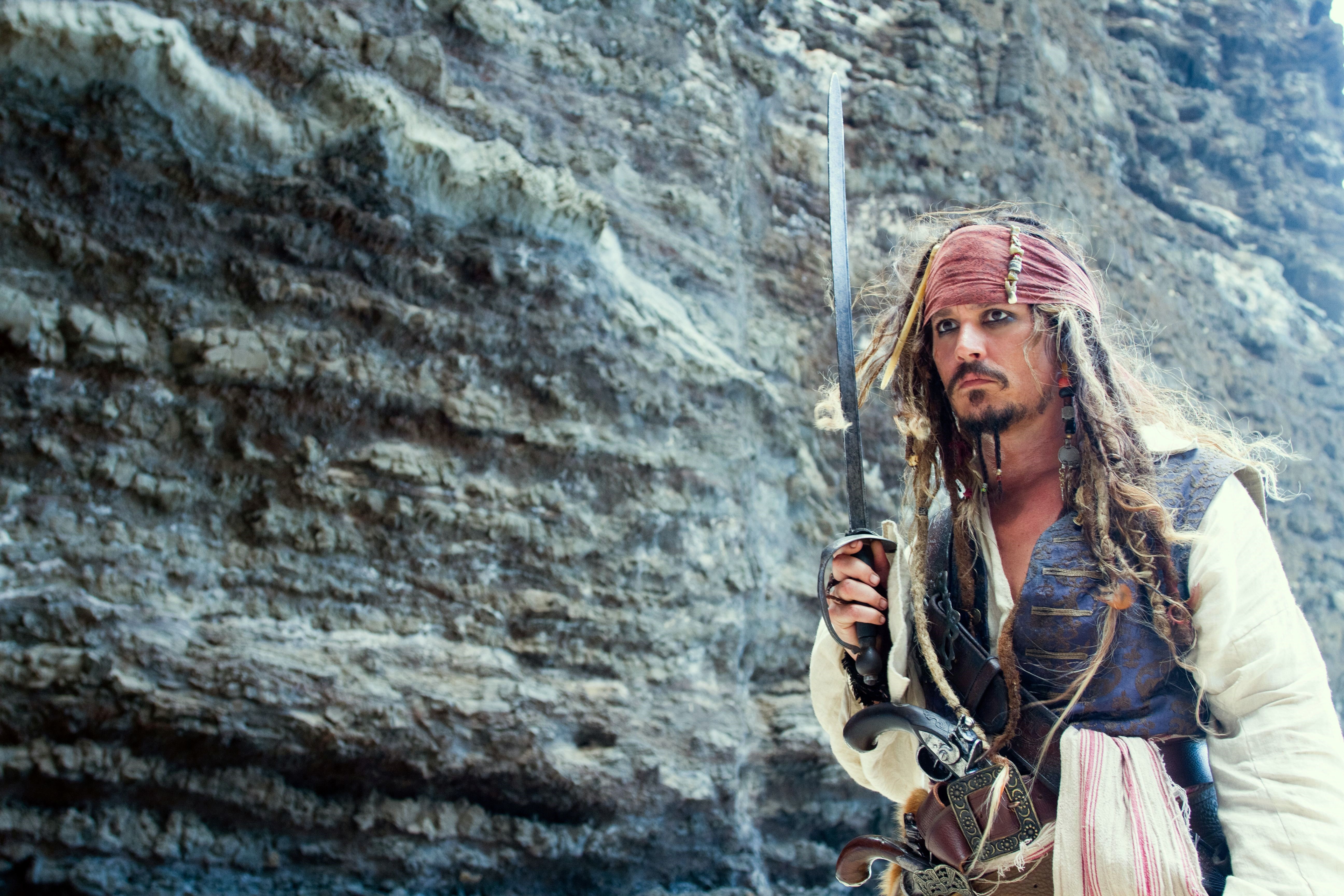 Johnny Depp as Jack Sparrow in Pirates of the Caribbean HD Wallpaper