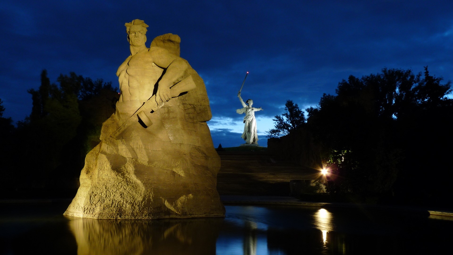 The Motherland Calls statue and other sculptures in Volgograd at night HD Wallpaper