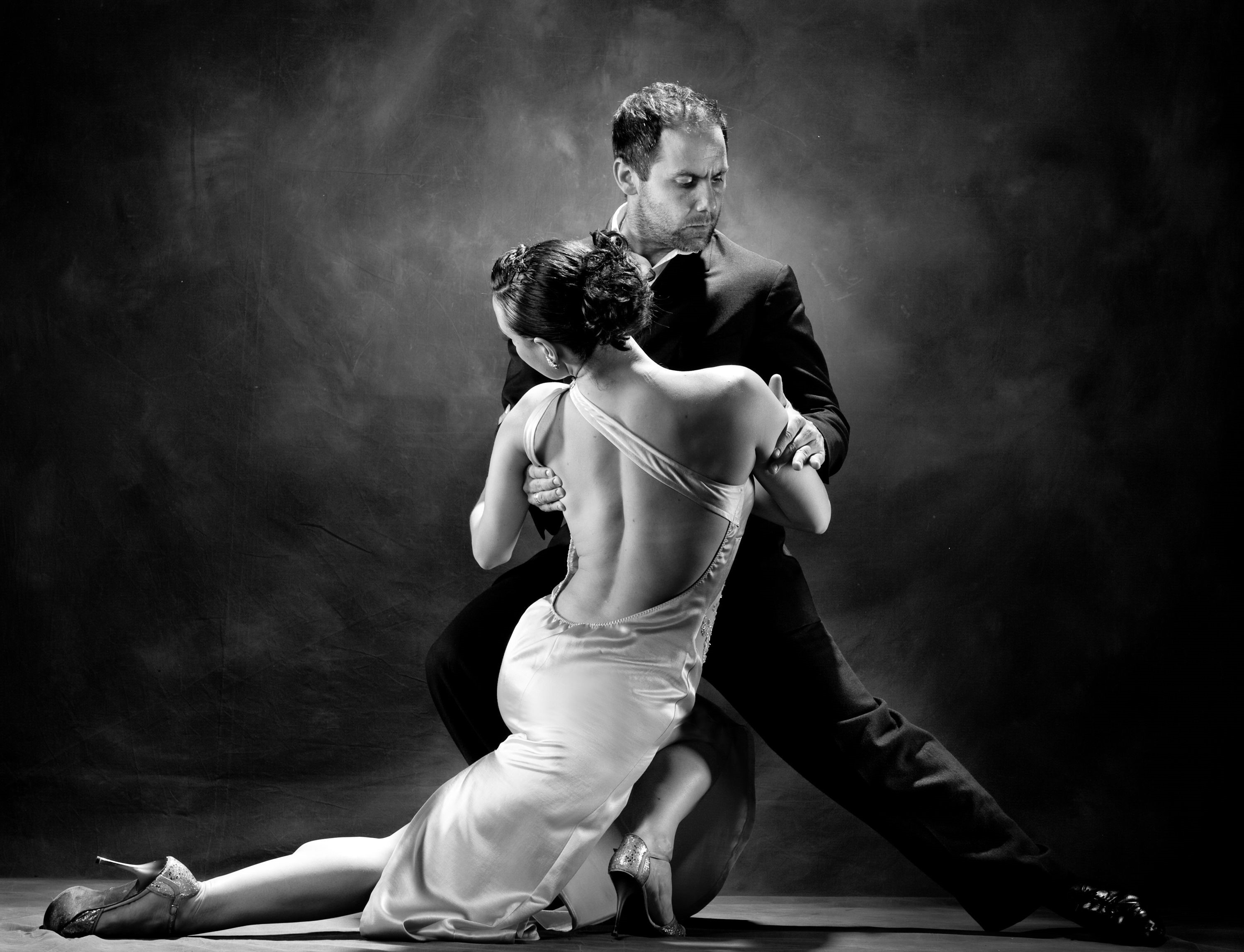 Man and woman dancing tango HD Wallpaper