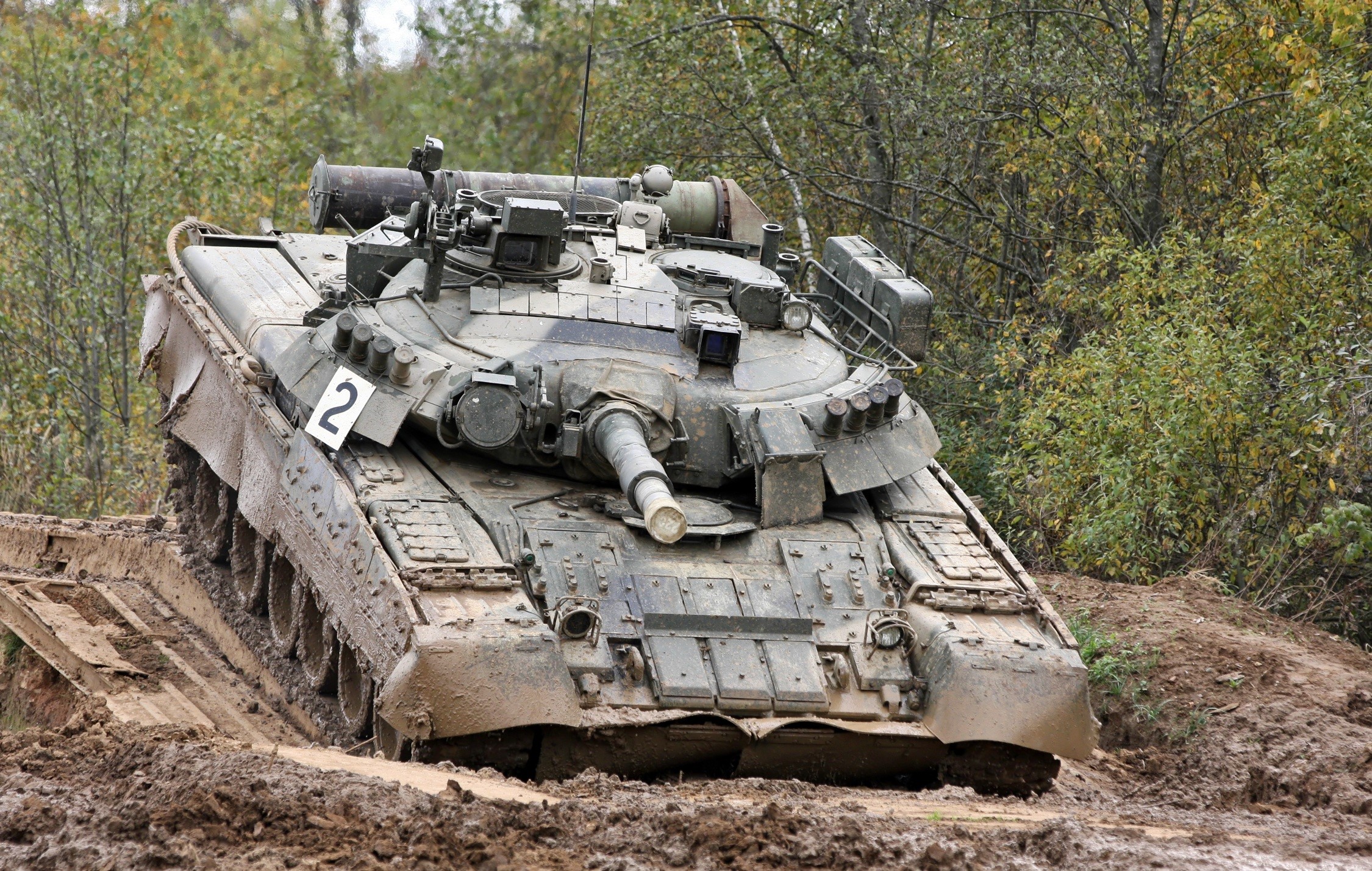 T-72 tank driving through mud HD Wallpaper