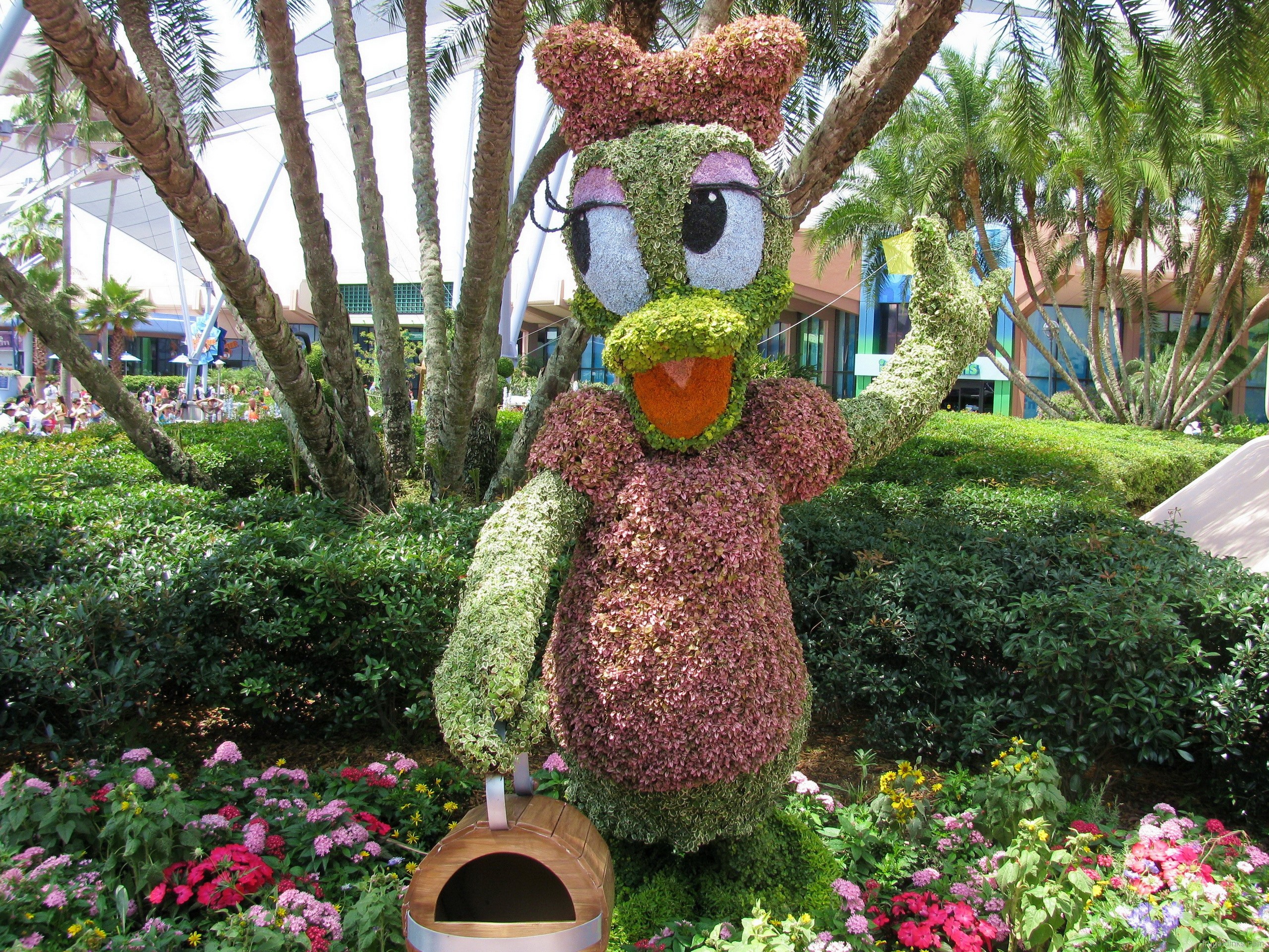 Daisy Duck topiary at Epcot HD Wallpaper