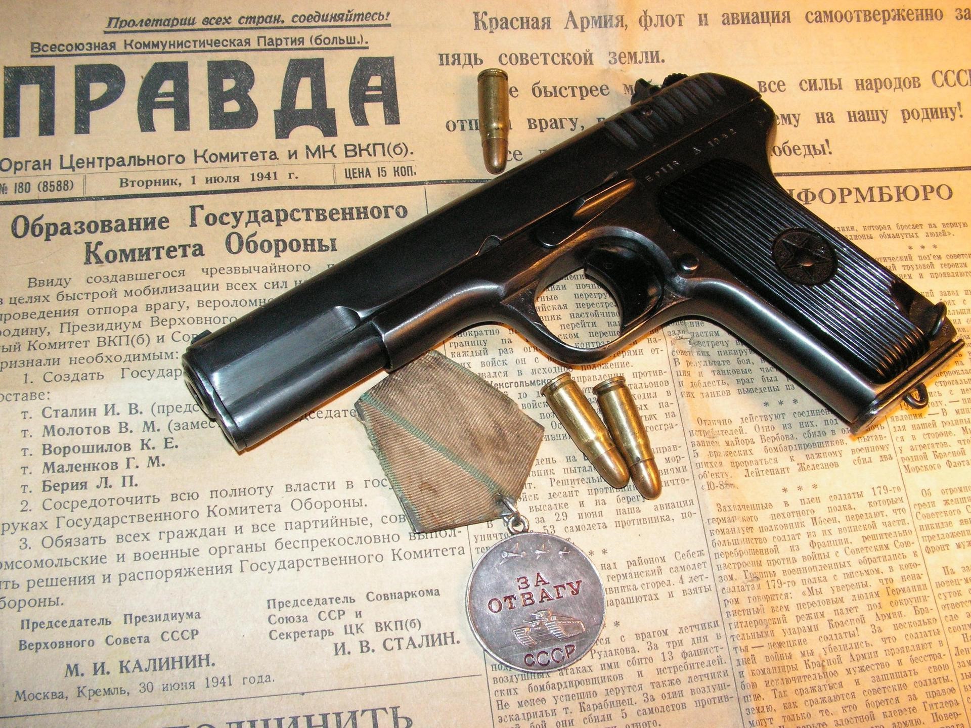 TT-33 pistol with medal and newspaper HD Wallpaper