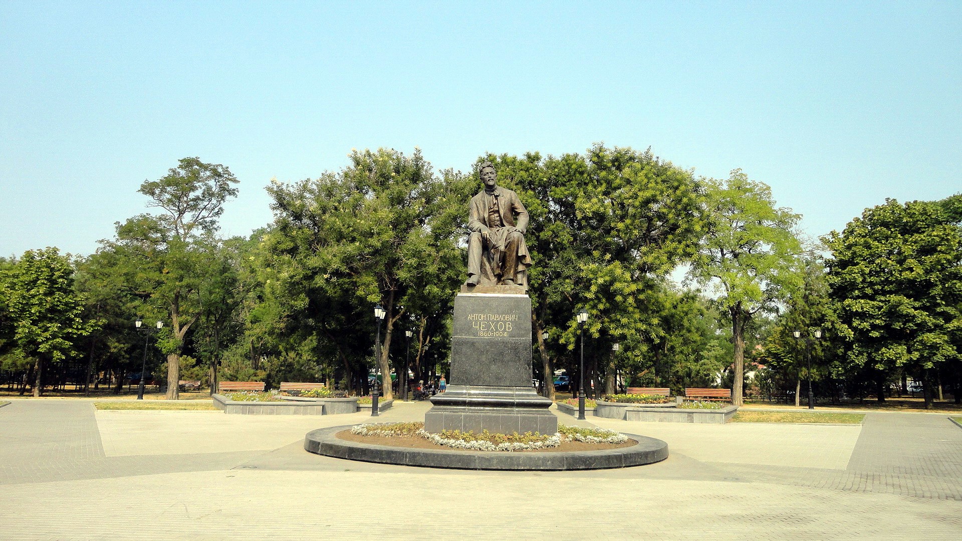 Monument to Anton Chekhov in a park HD Wallpaper