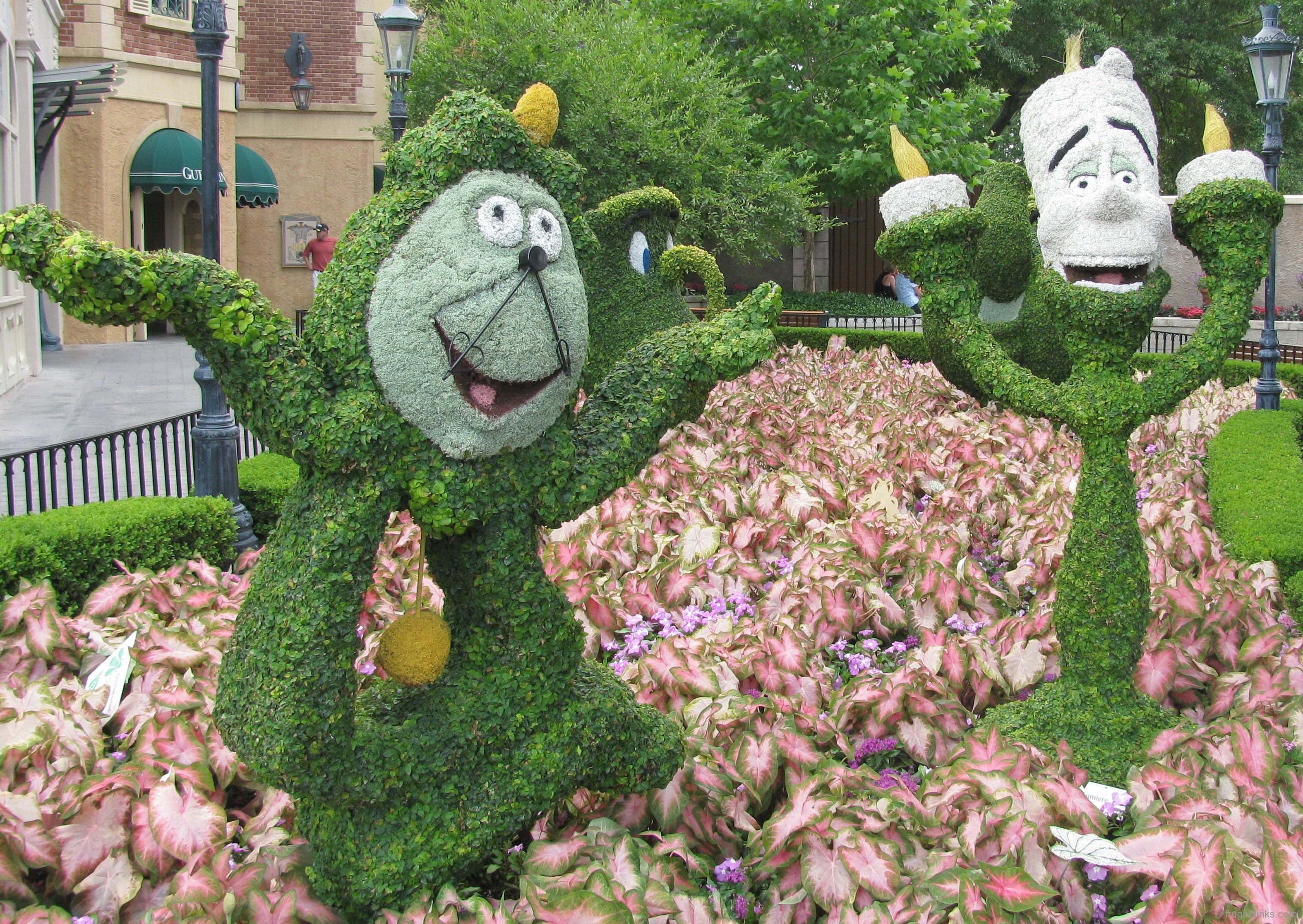Cogsworth and Lumiere topiary figures from Beauty and the Beast HD Wallpaper