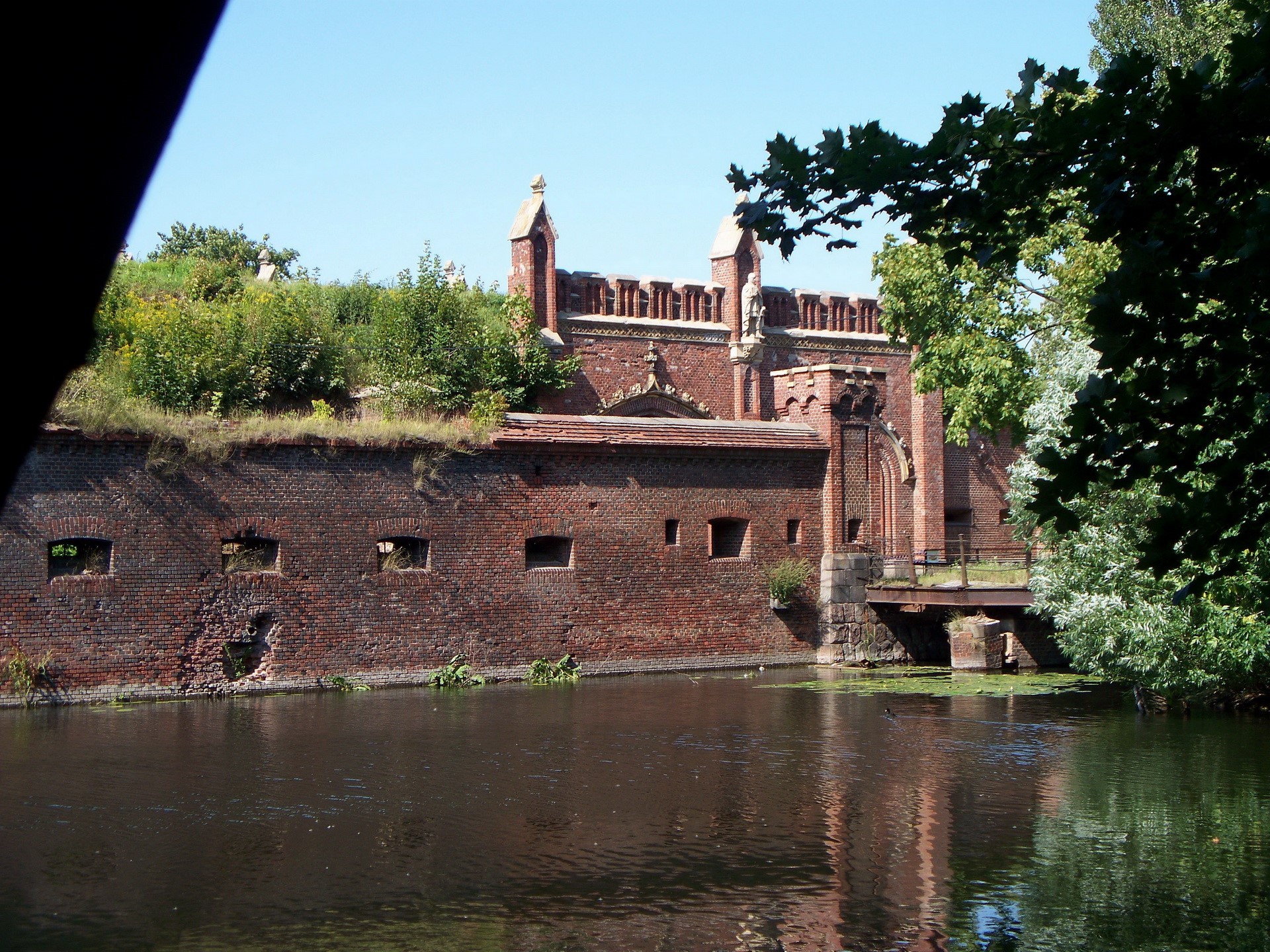 Fortress gate with moat and trees in Russia HD Wallpaper