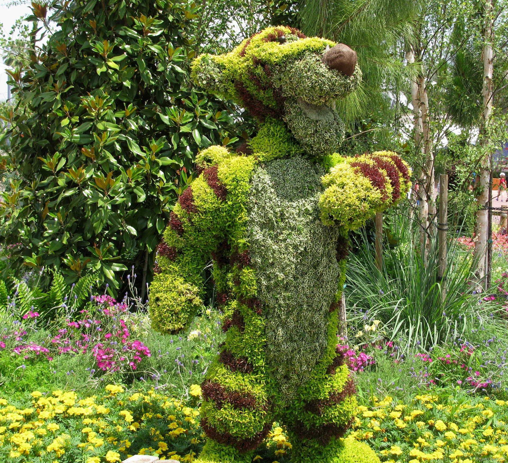 Tigger topiary from Walt Disney Parks HD Wallpaper