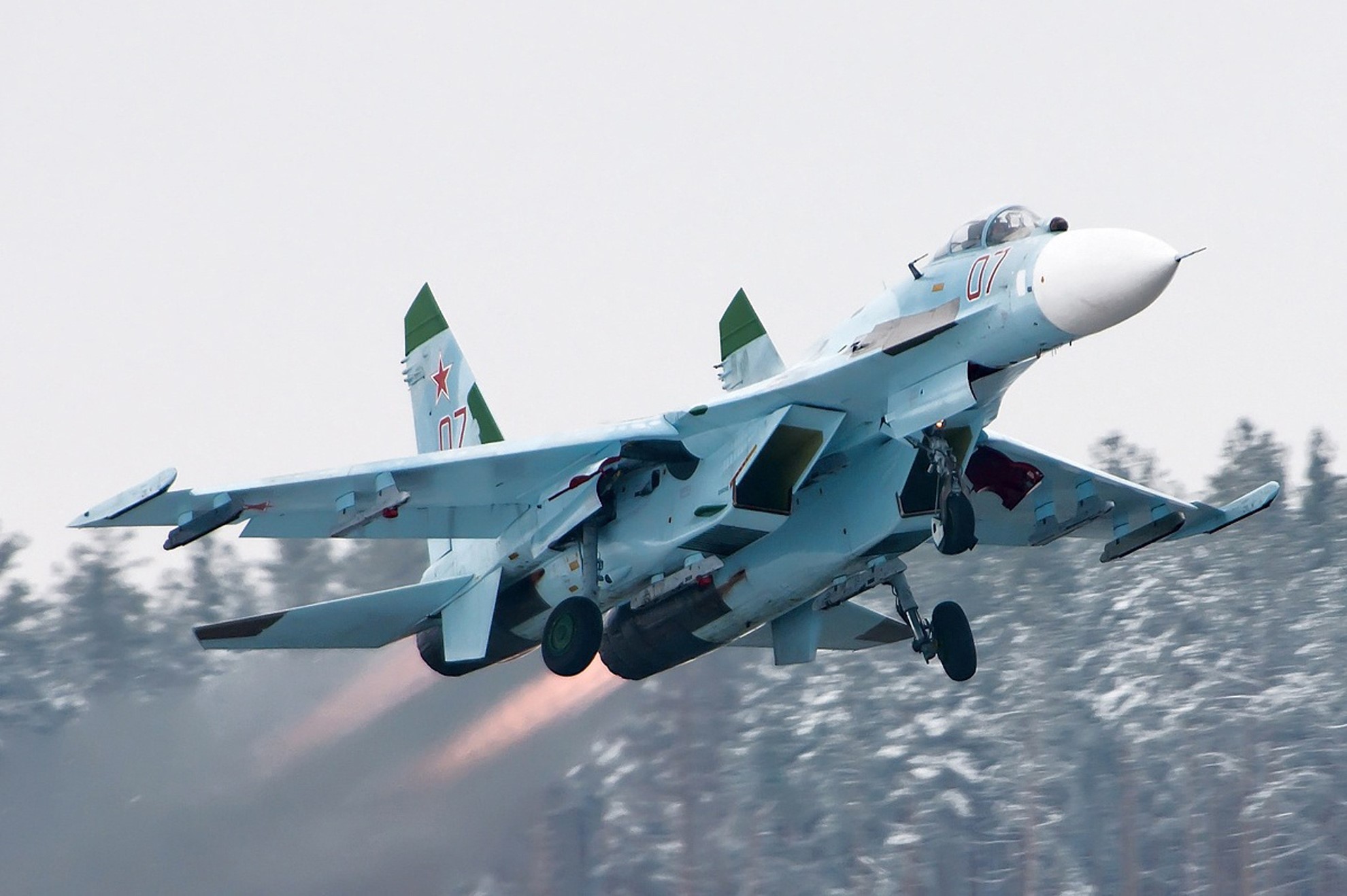 Sukhoi Su-27 fighter jet taking off HD Wallpaper