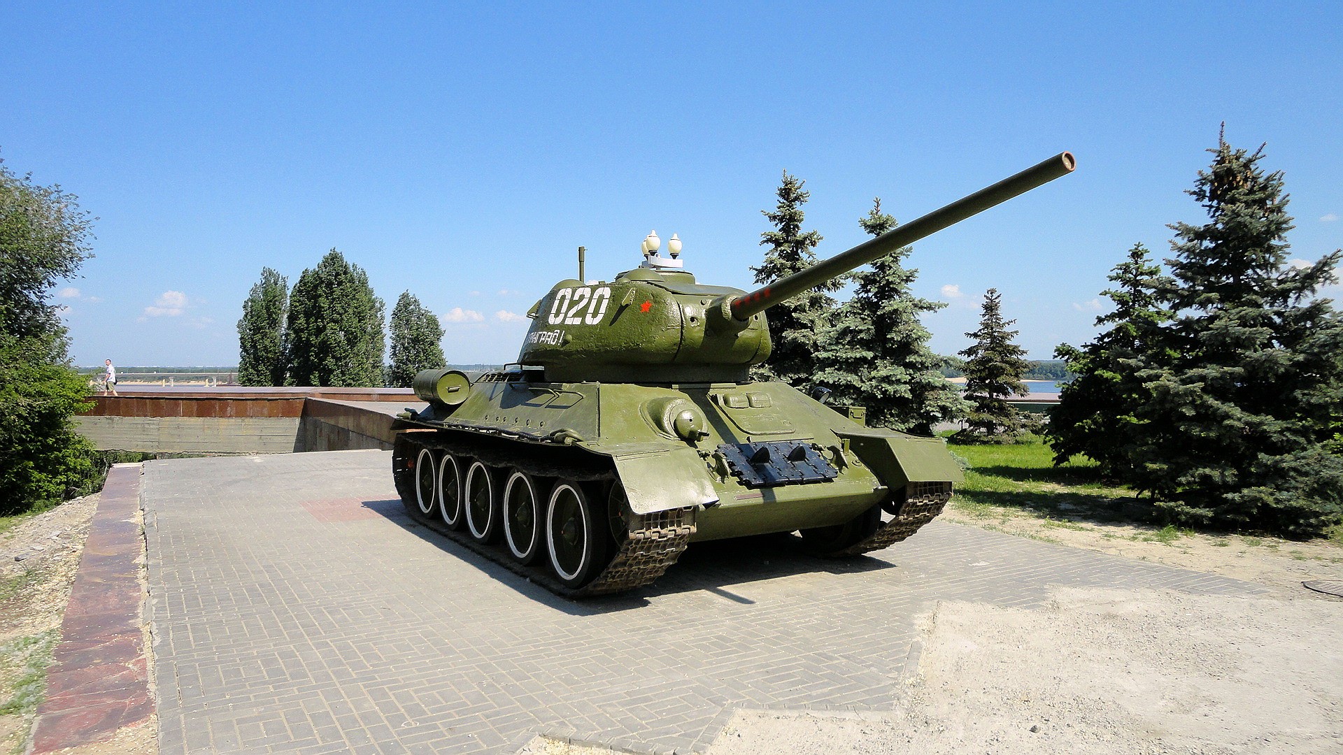 Soviet T-34 tank monument under a clear blue sky HD Wallpaper