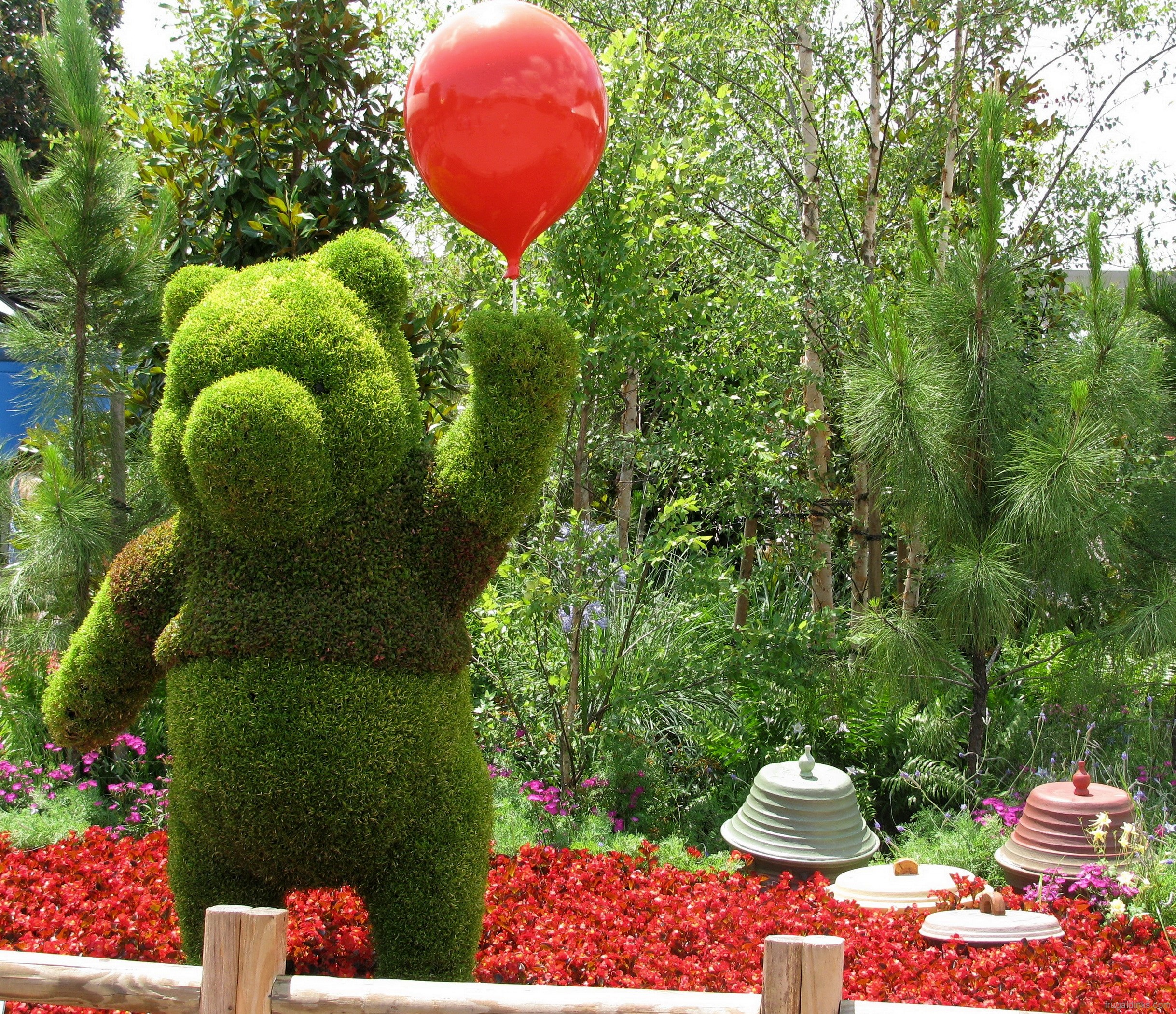 Winnie-the-Pooh topiary holding a red balloon HD Wallpaper