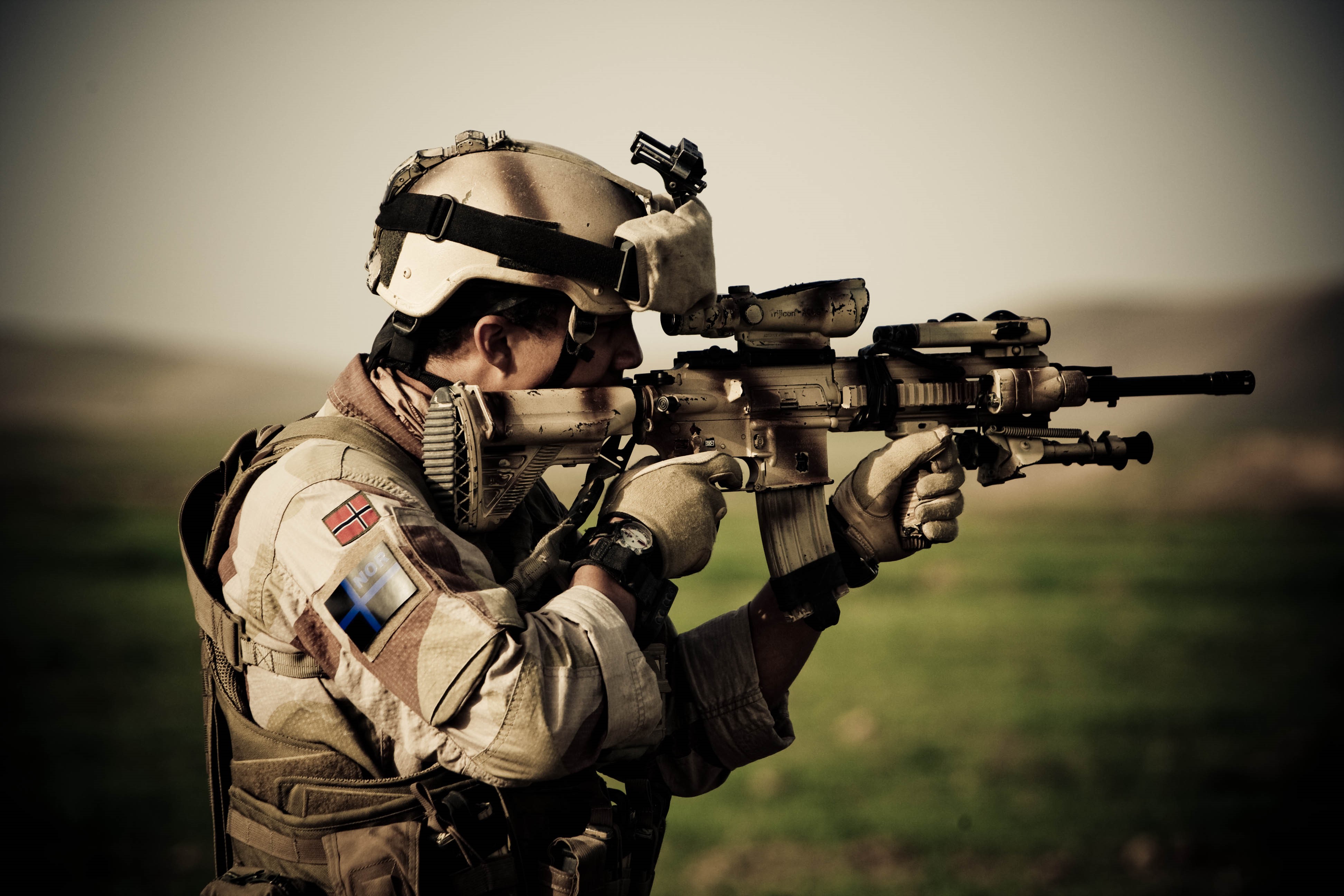 Soldier aiming a rifle HD Wallpaper