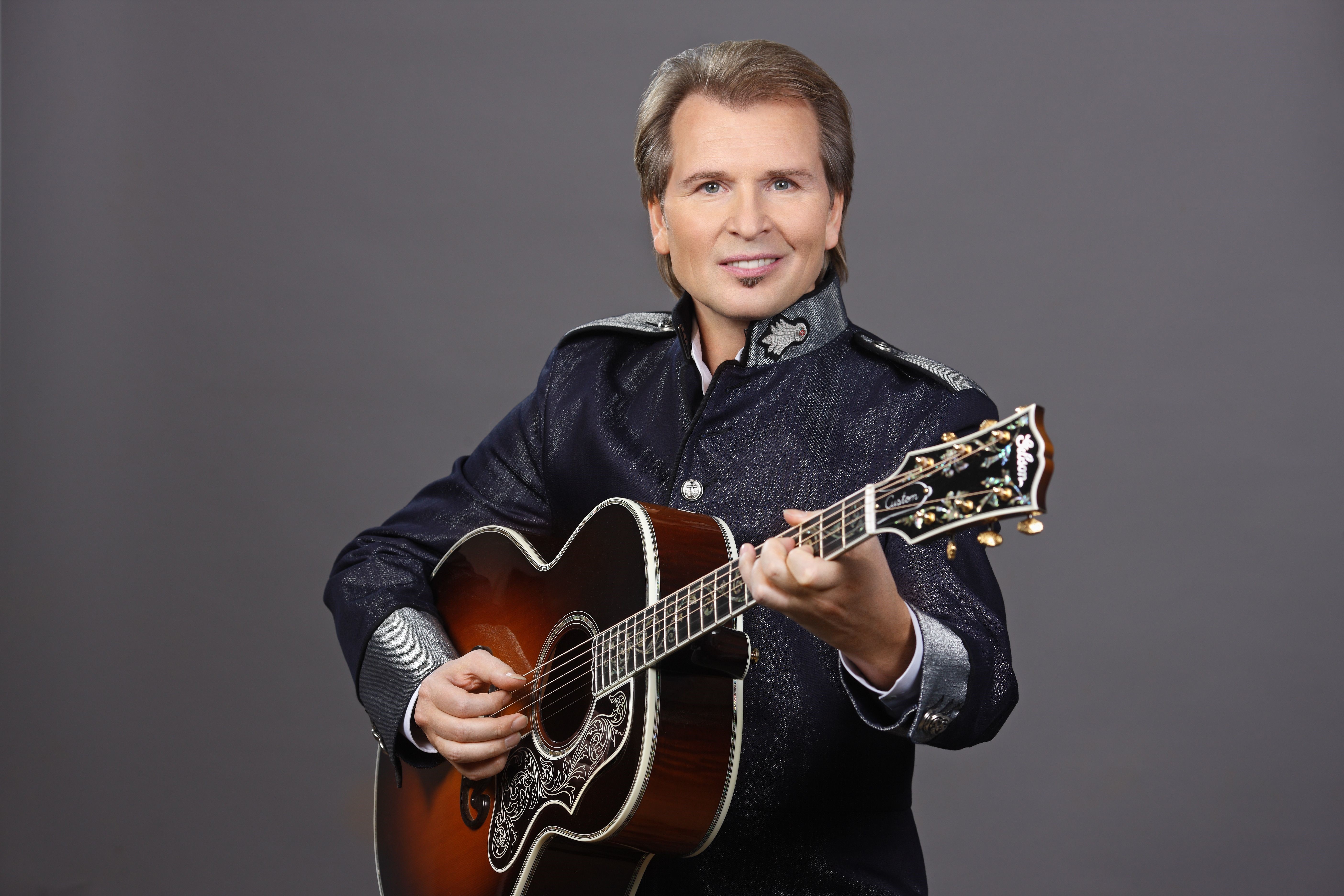 Alexander Malinin Nikolaevich playing guitar HD Wallpaper