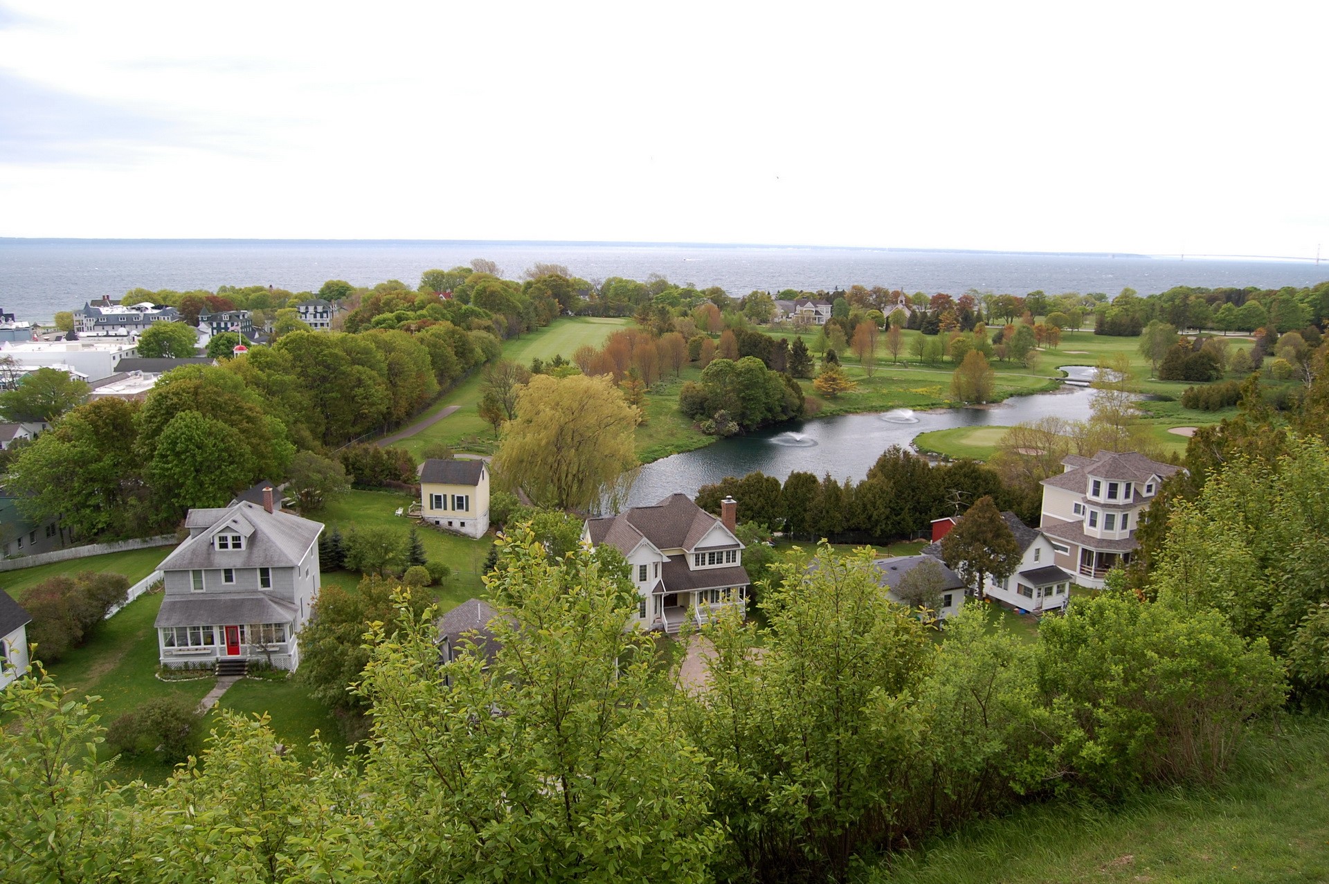 Houses and golf course by the ocean HD Wallpaper