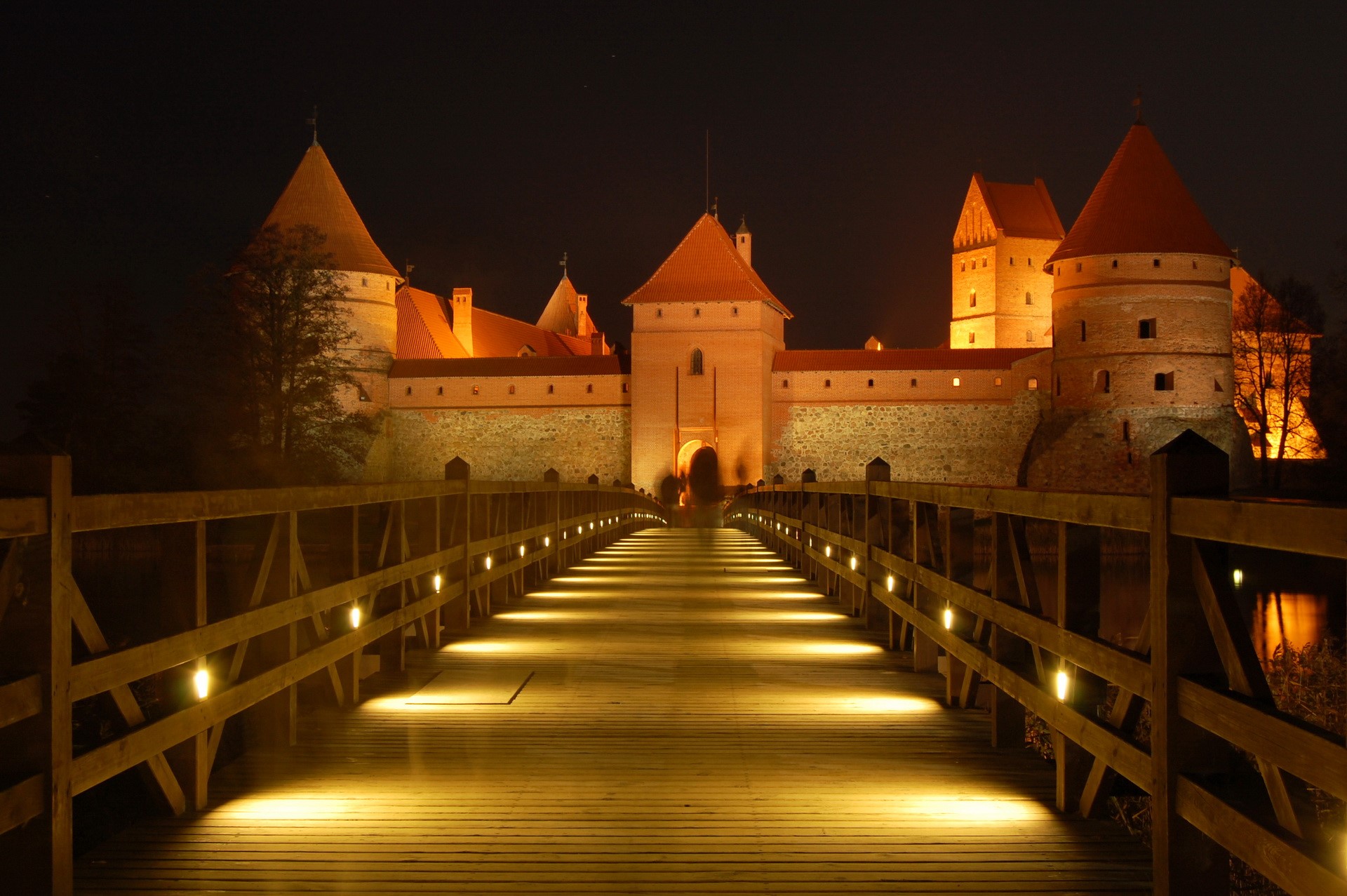 Trakai Island Castle at night with illuminated bridge HD Wallpaper