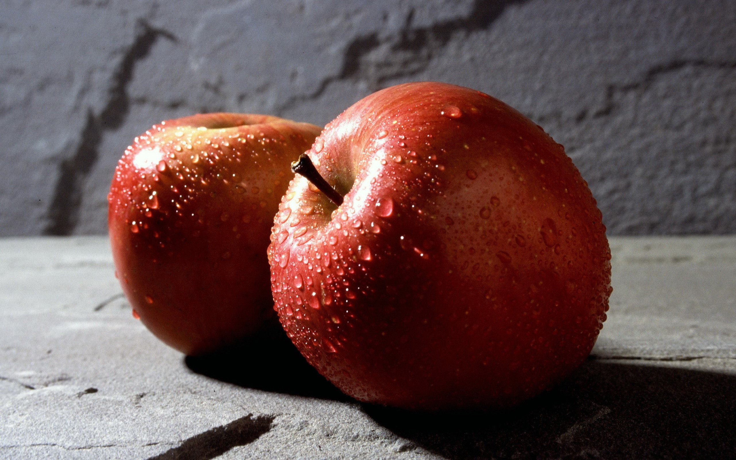 Two red apples with water droplets HD Wallpaper
