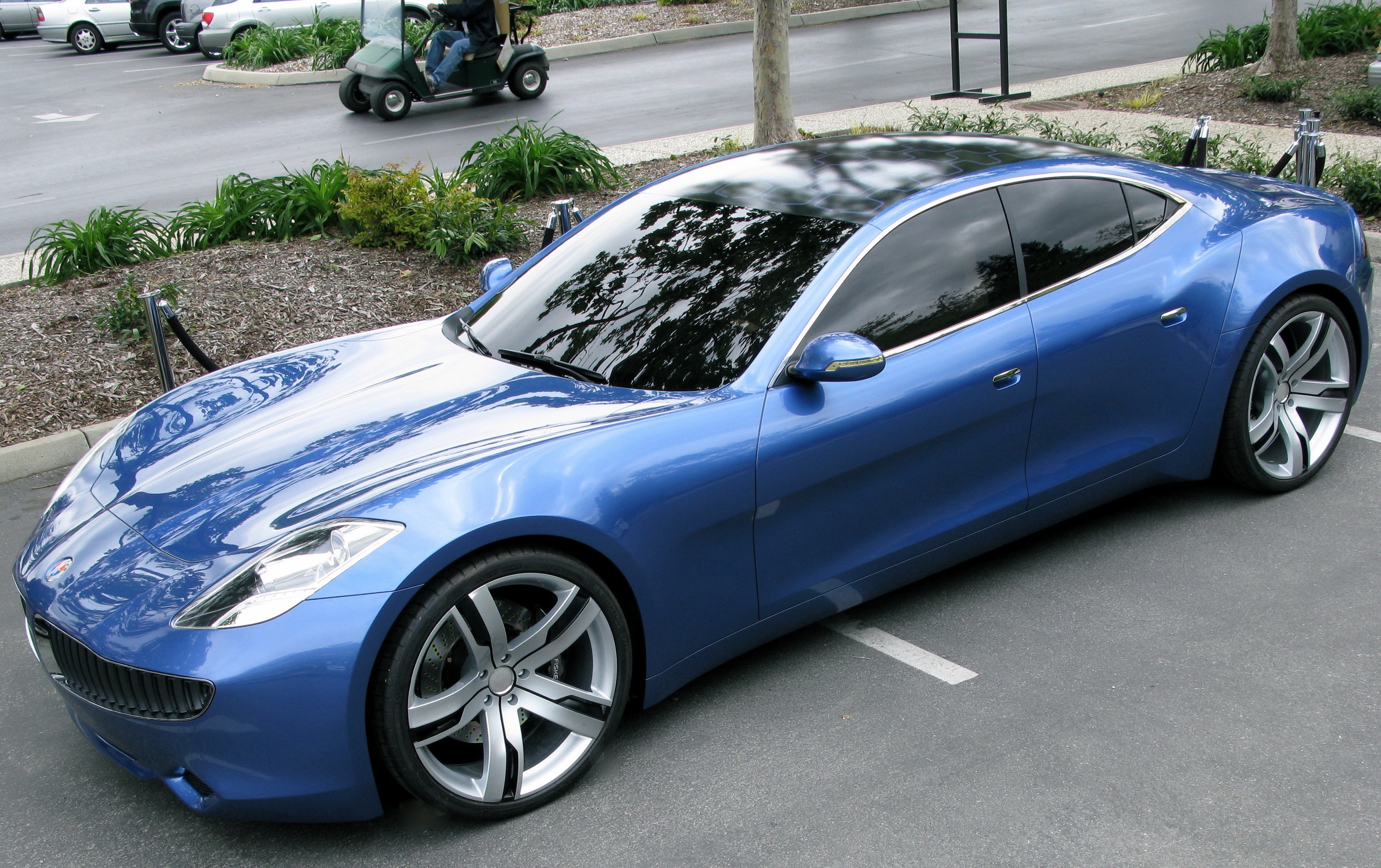 Blue Fisker Karma parked in a lot HD Wallpaper