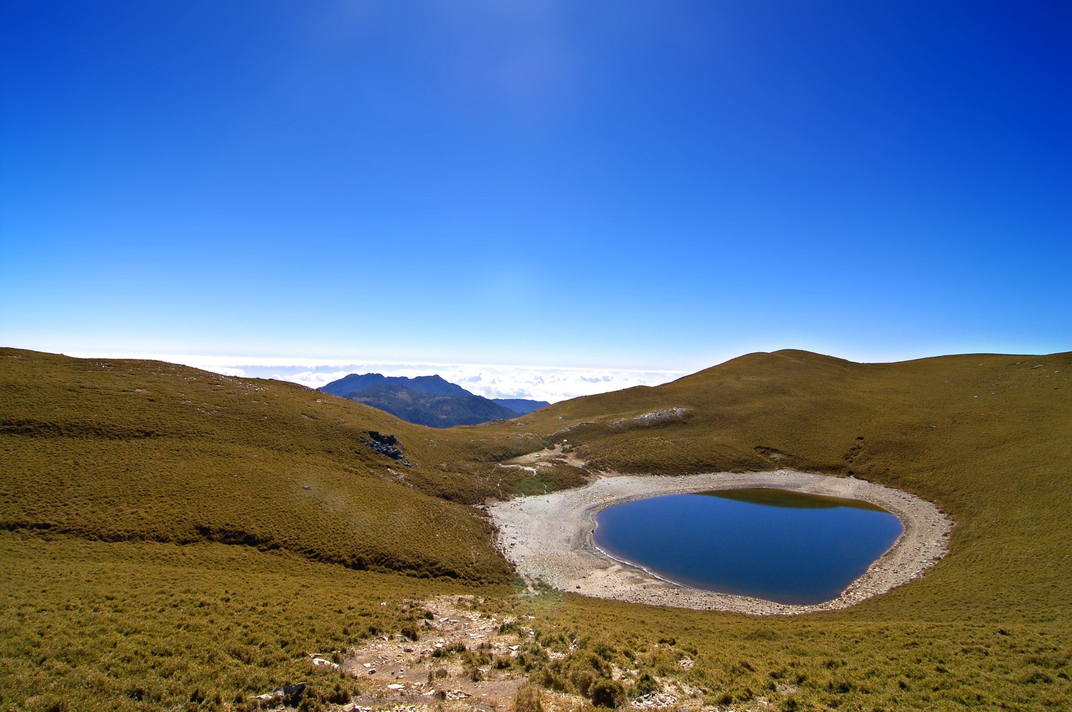 Mountain lake under a clear blue sky HD Wallpaper