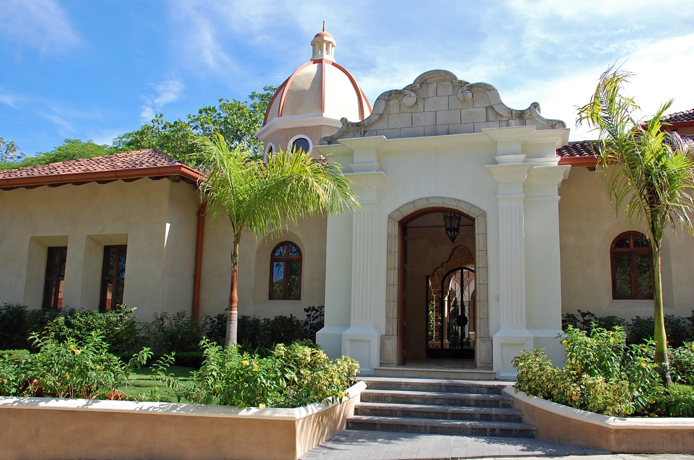 Building with dome and palm trees HD Wallpaper