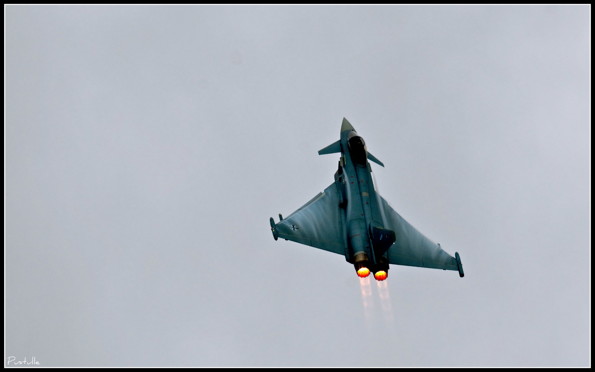Eurofighter Typhoon fighter jet in flight HD Wallpaper