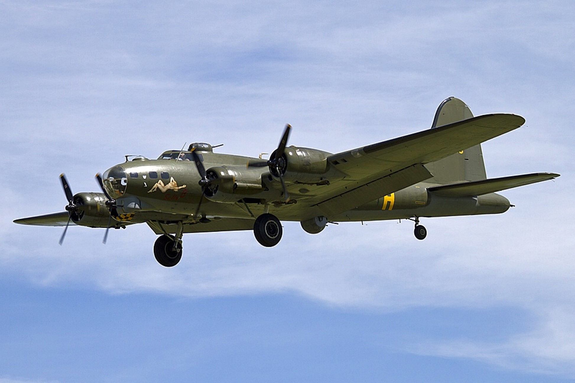 Boeing B-17 Flying Fortress bomber aircraft in flight HD Wallpaper