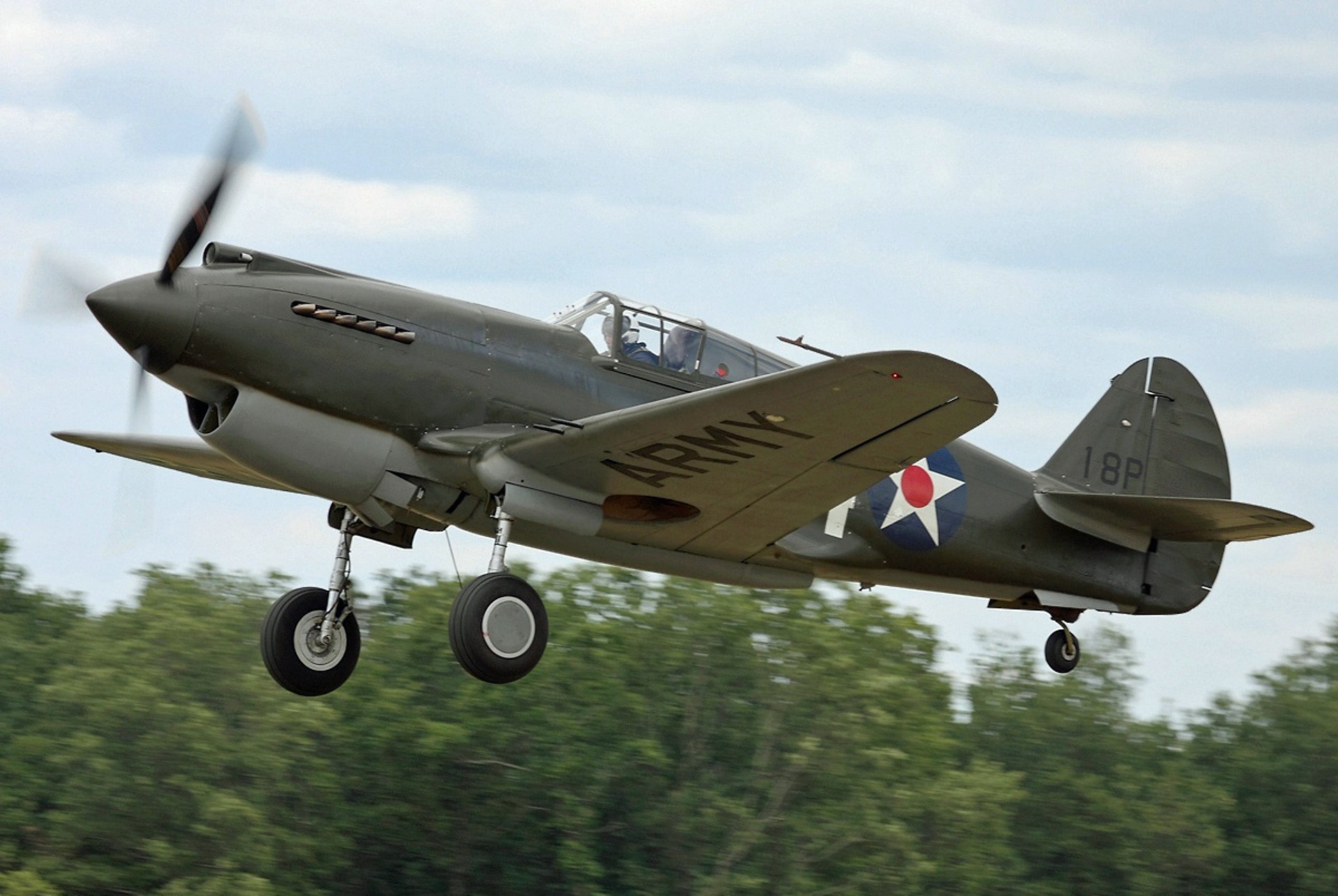 Curtiss P-40 Warhawk airplane in flight HD Wallpaper