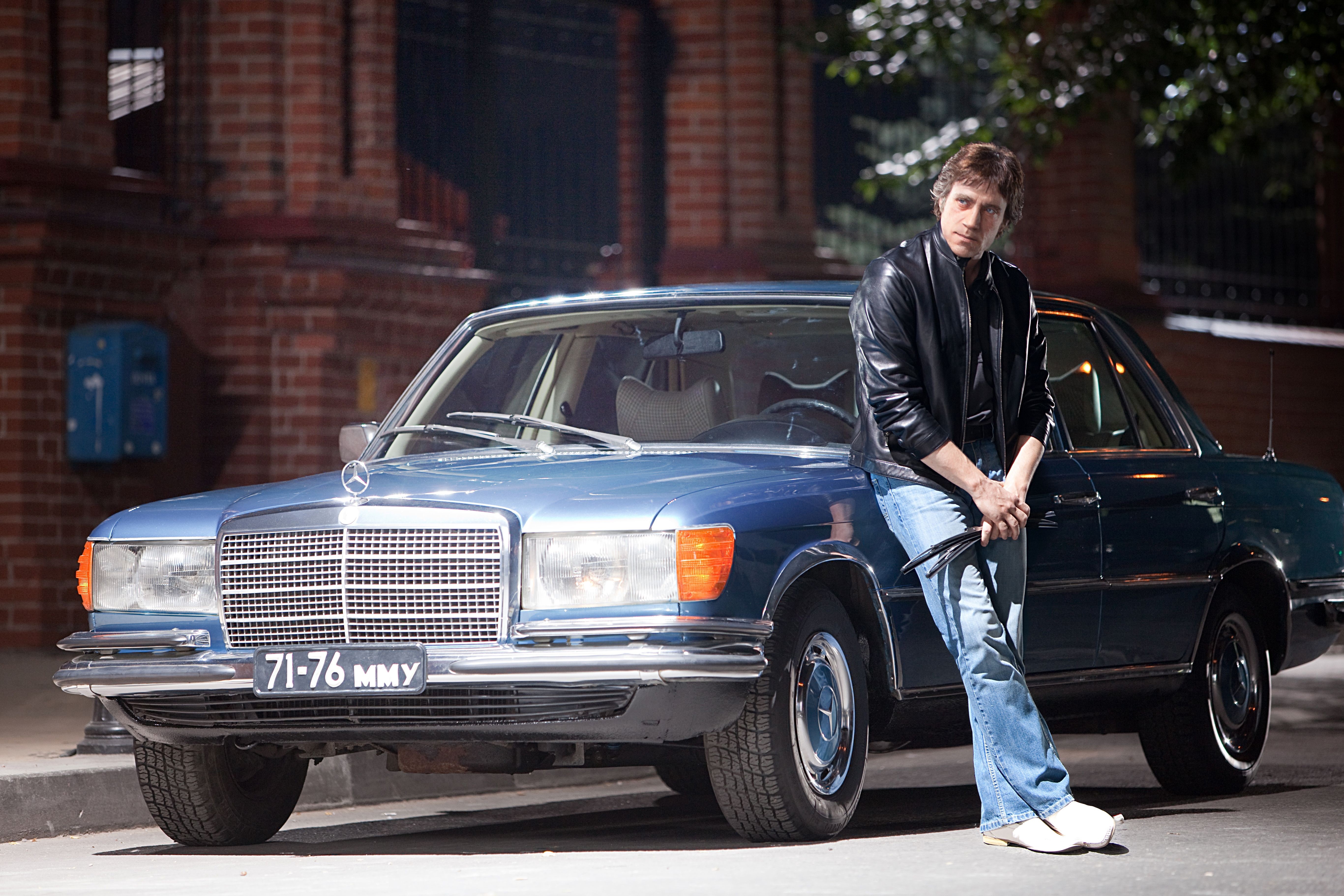 Vladimir Vysotsky leaning on a Mercedes-Benz HD Wallpaper
