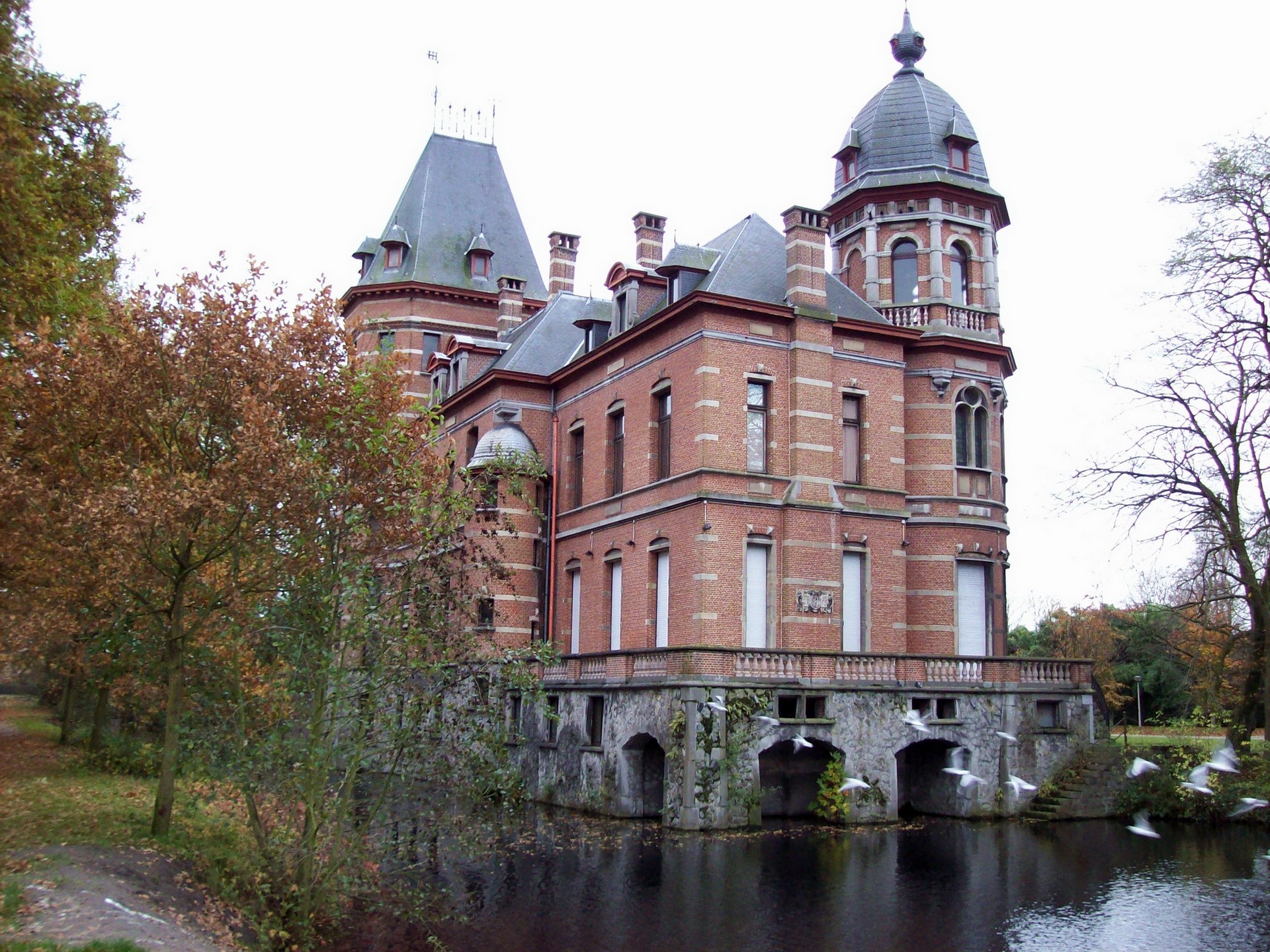 Bouuaert Castle in Belgium HD Wallpaper