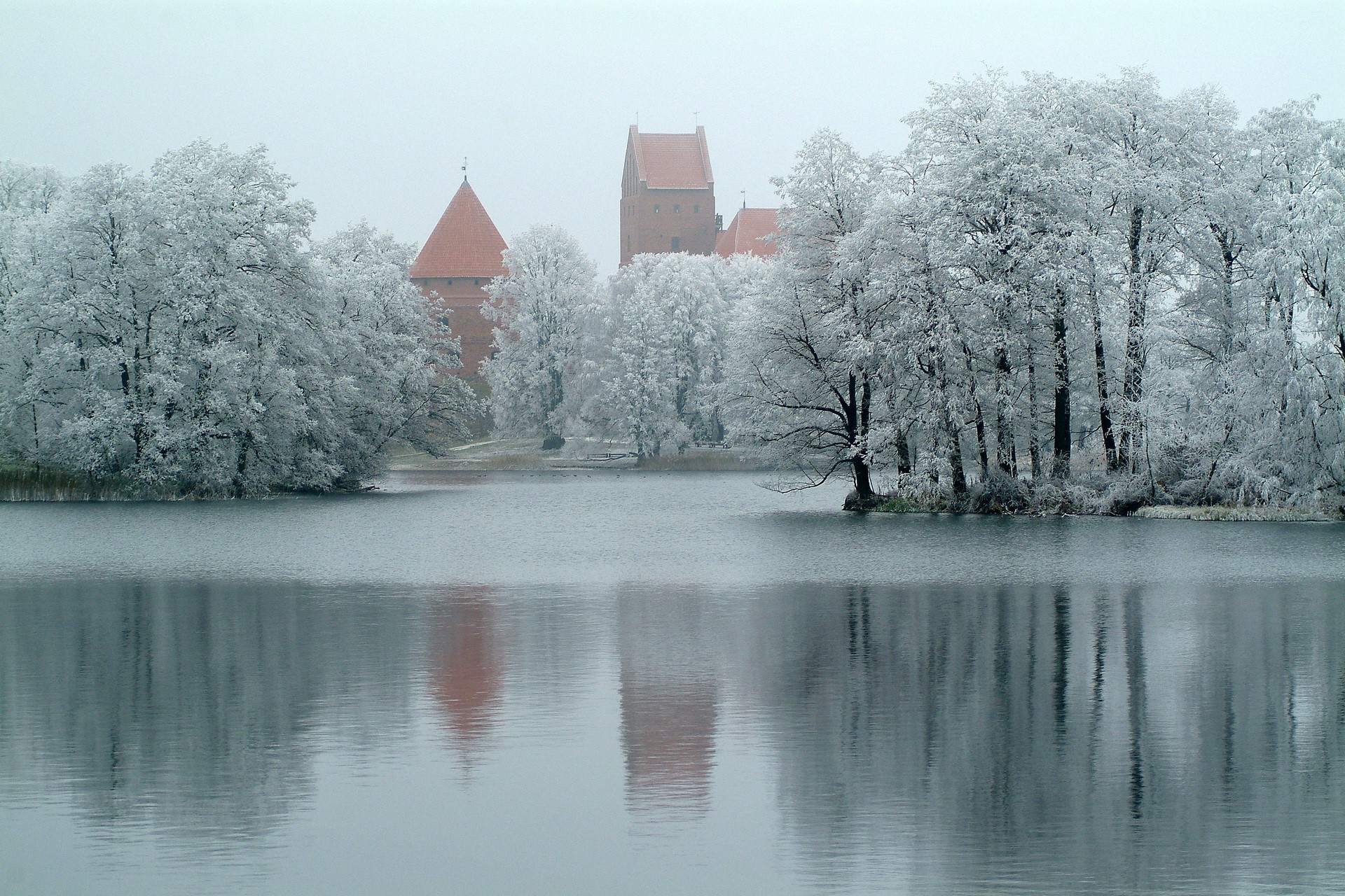 Trakai Island Castle in winter HD Wallpaper