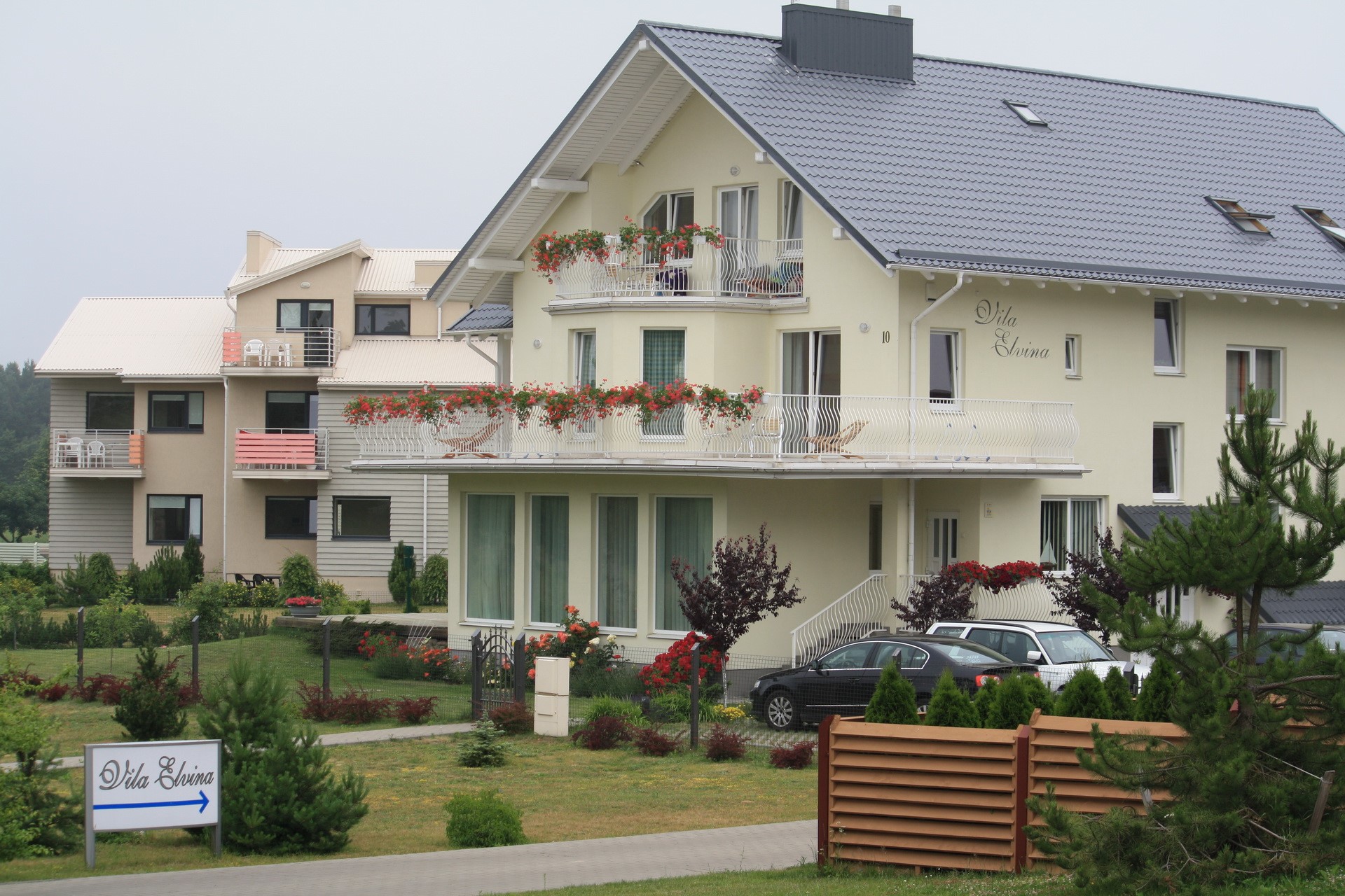 Vila Elvina buildings with cars and greenery HD Wallpaper