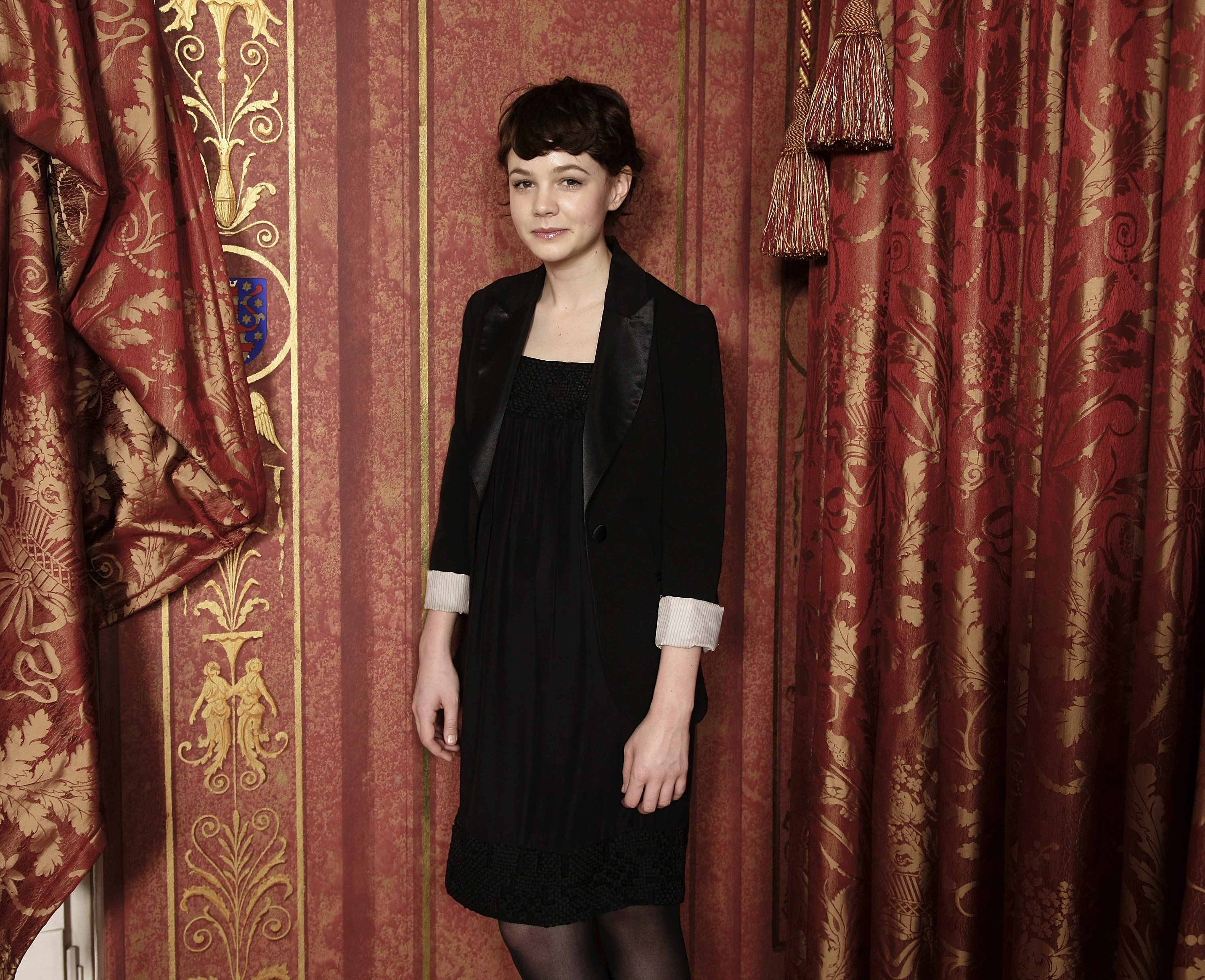 Carey Mulligan in a black dress and blazer HD Wallpaper