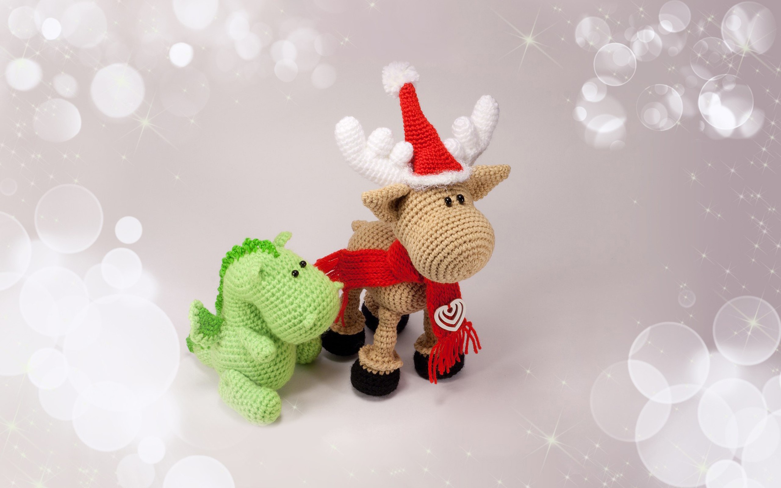 Crocheted Christmas reindeer and dragon toys HD Wallpaper