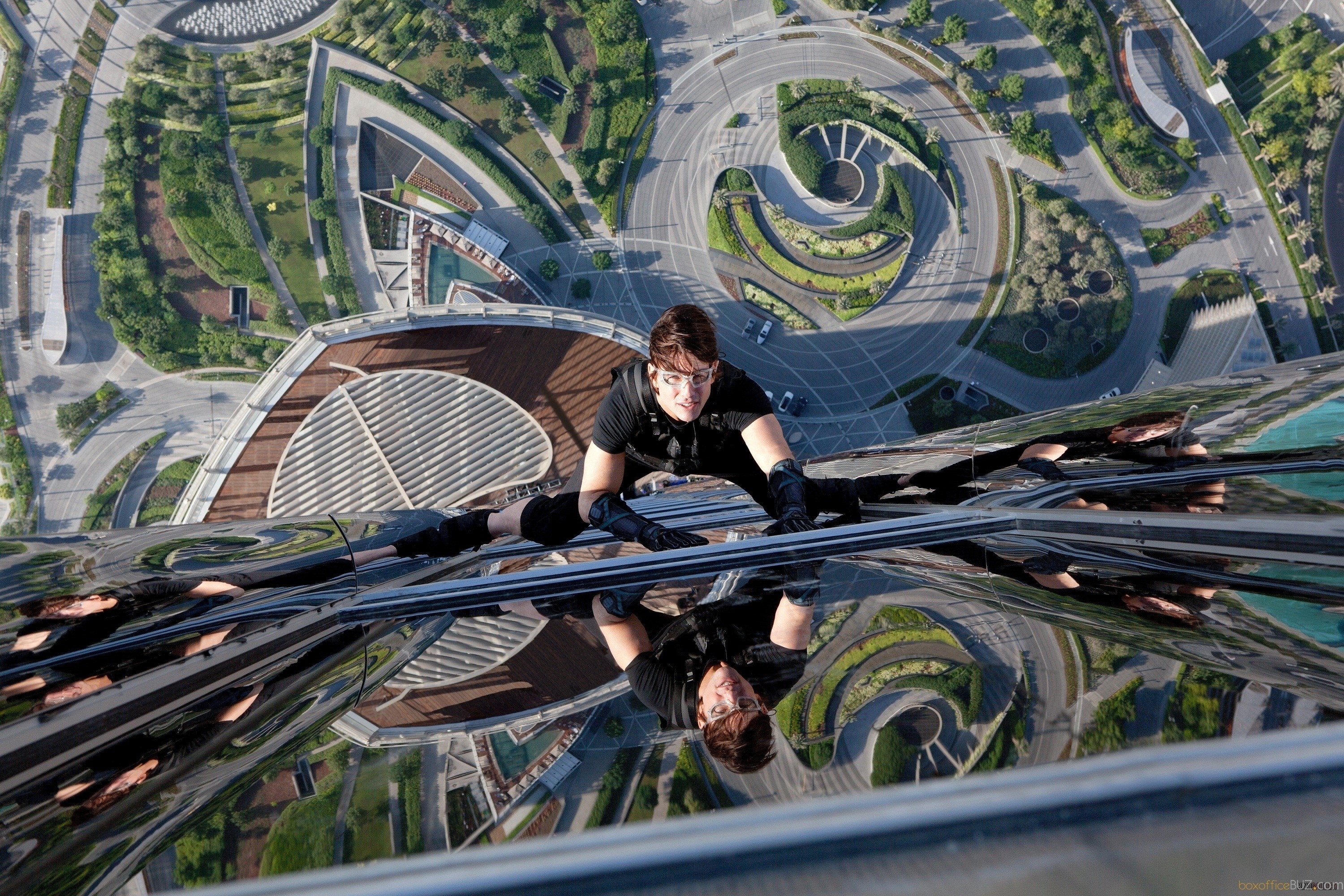 Tom Cruise climbing the Burj Khalifa for Mission: Impossible HD Wallpaper