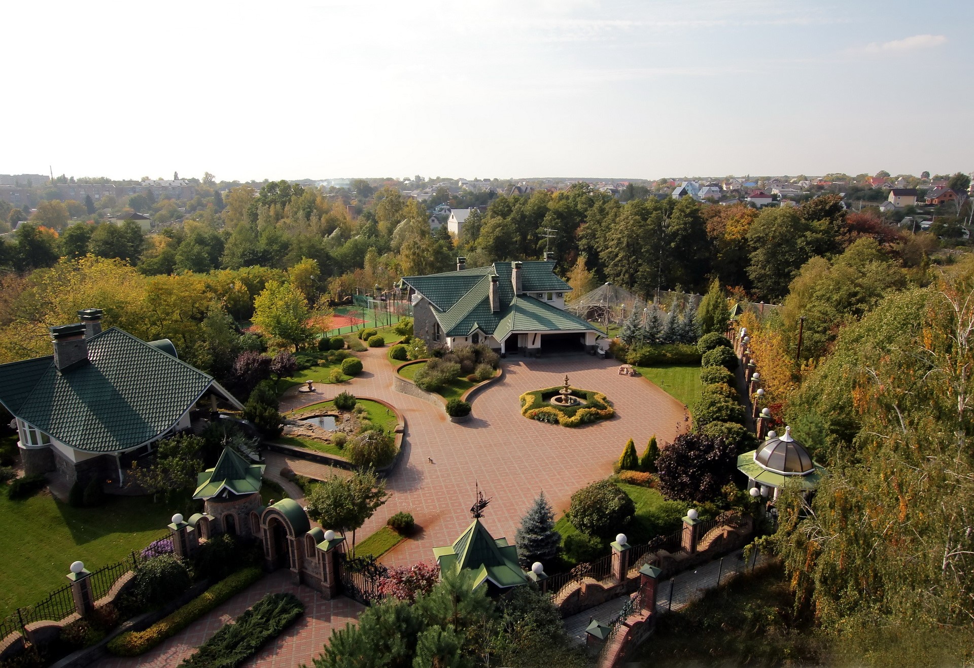 Luxury houses with green roofs and manicured gardens HD Wallpaper
