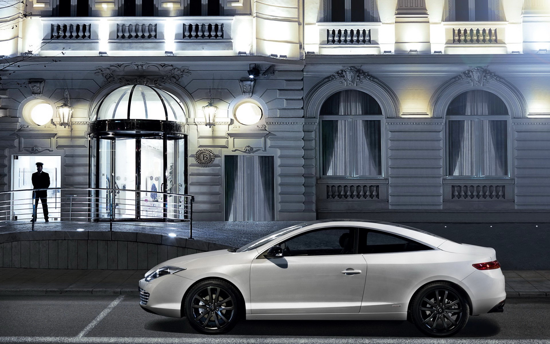 Renault Laguna Coupe in front of a building HD Wallpaper